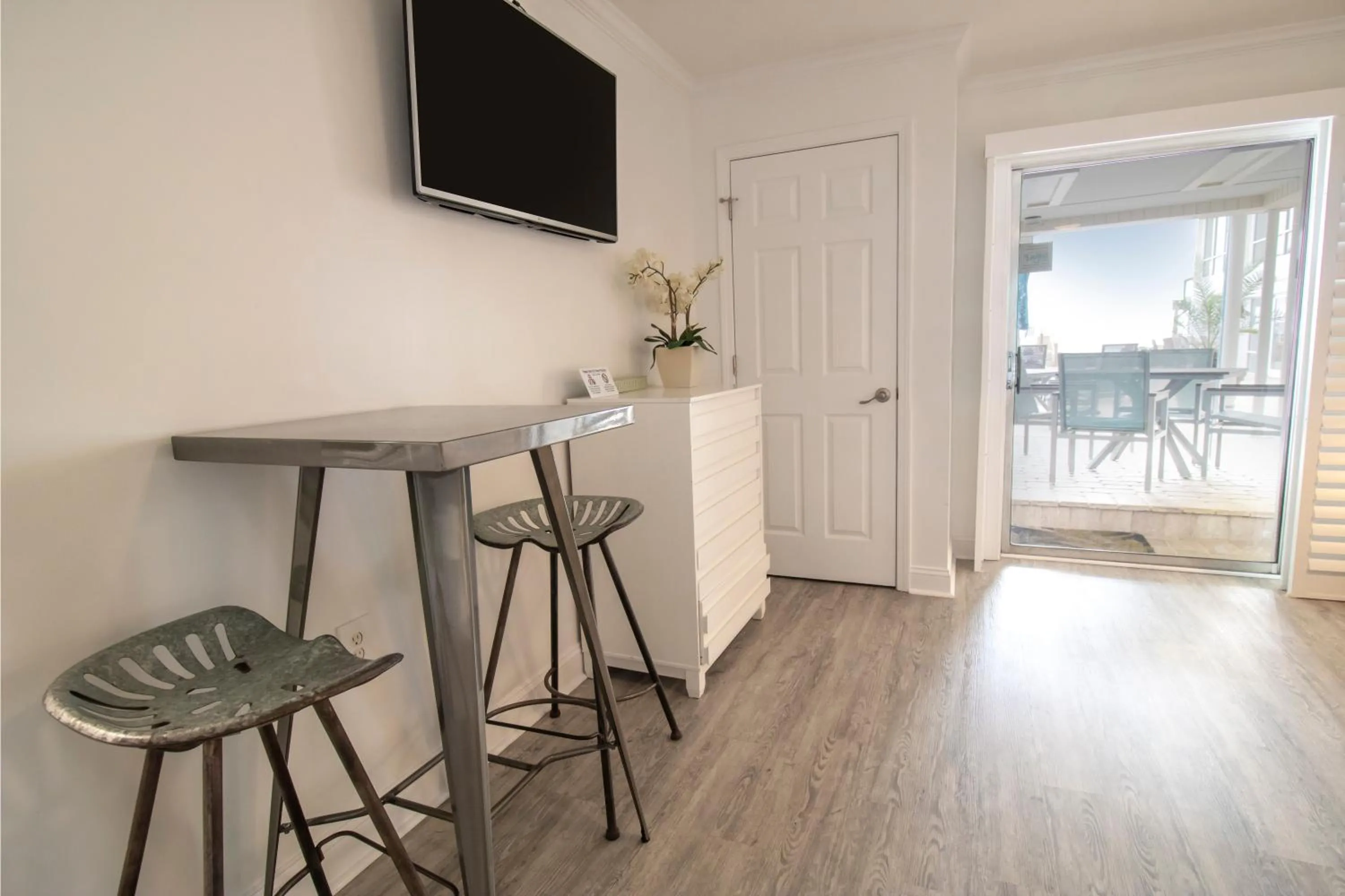 TV and multimedia in Oceanfront Litchfield Inn