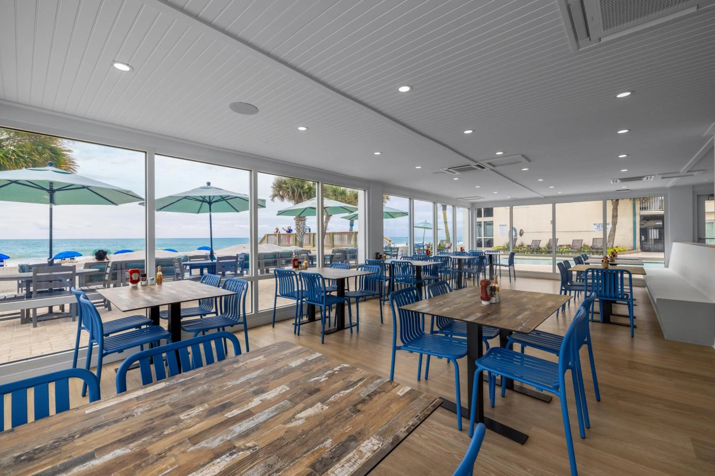 Lounge or bar in Oceanfront Litchfield Inn