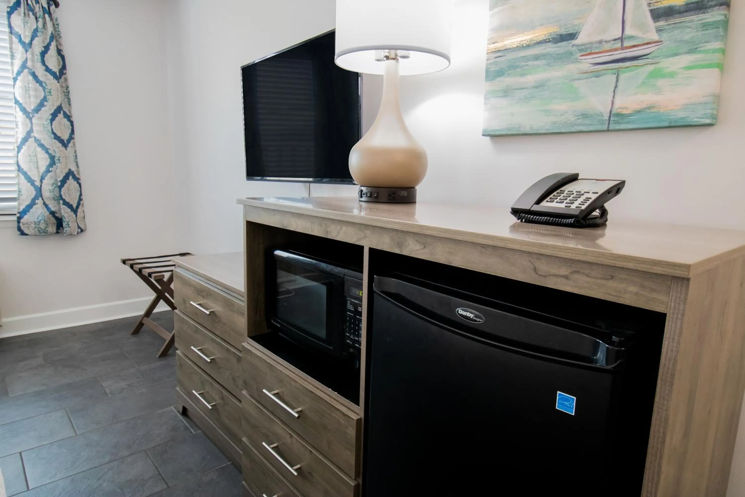 TV and multimedia in Oceanfront Litchfield Inn