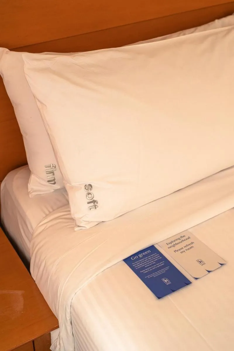 Bedroom, Bed in Sydney Harbour Hotel