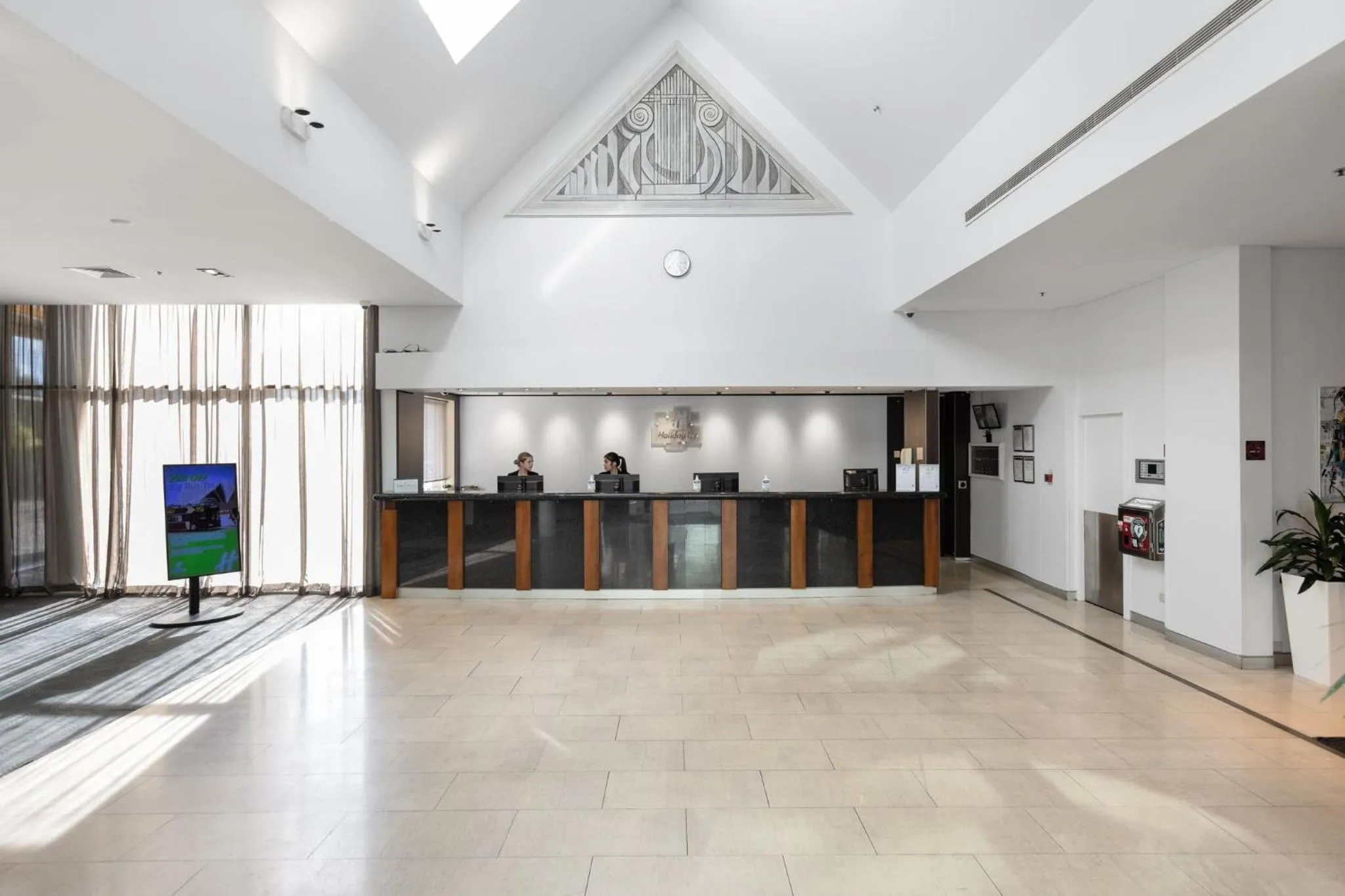 Property building in Holiday Inn Sydney Potts Point