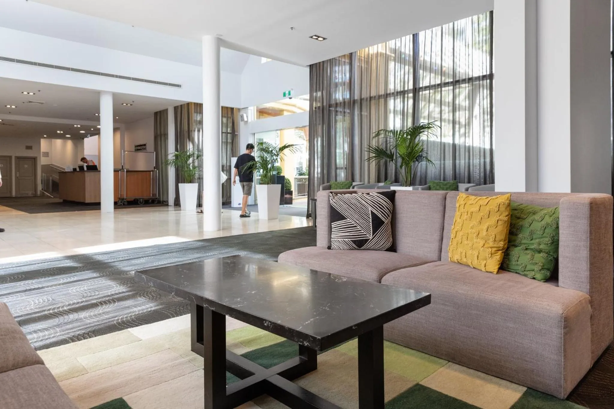 Property building in Holiday Inn Sydney Potts Point