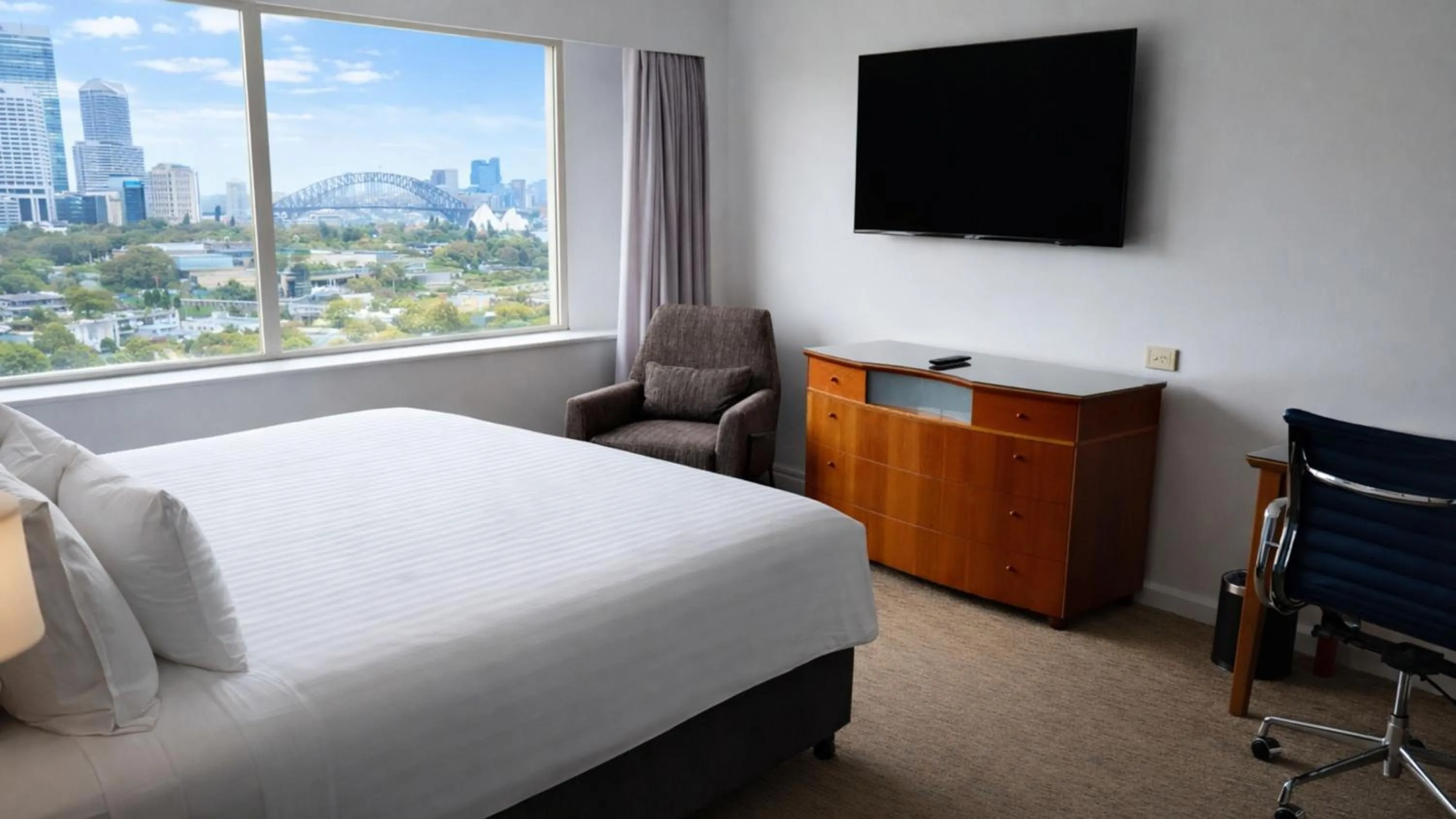 Photo of the whole room, Bed in Holiday Inn Sydney Potts Point