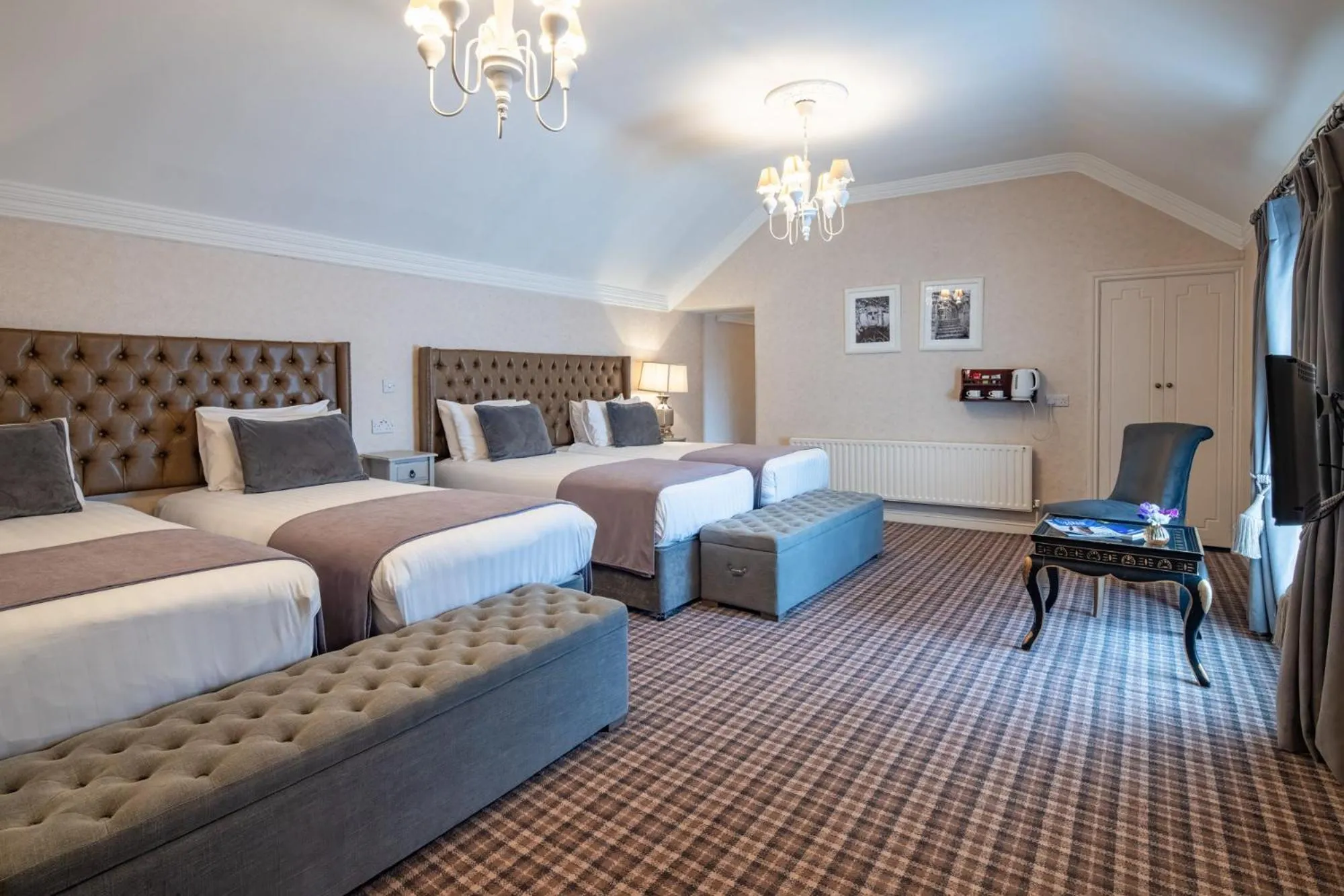 Photo of the whole room, Bed in Dooly's Hotel