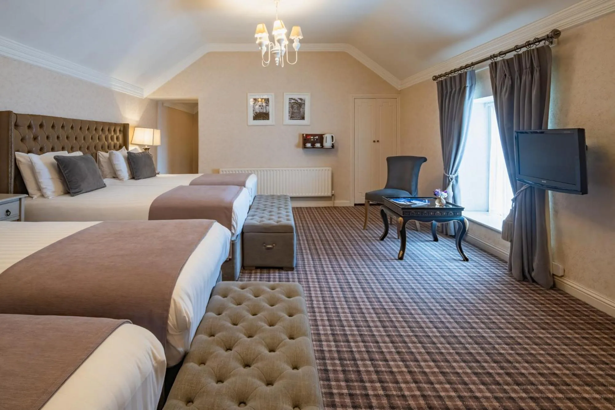 Bedroom, Bed in Dooly's Hotel