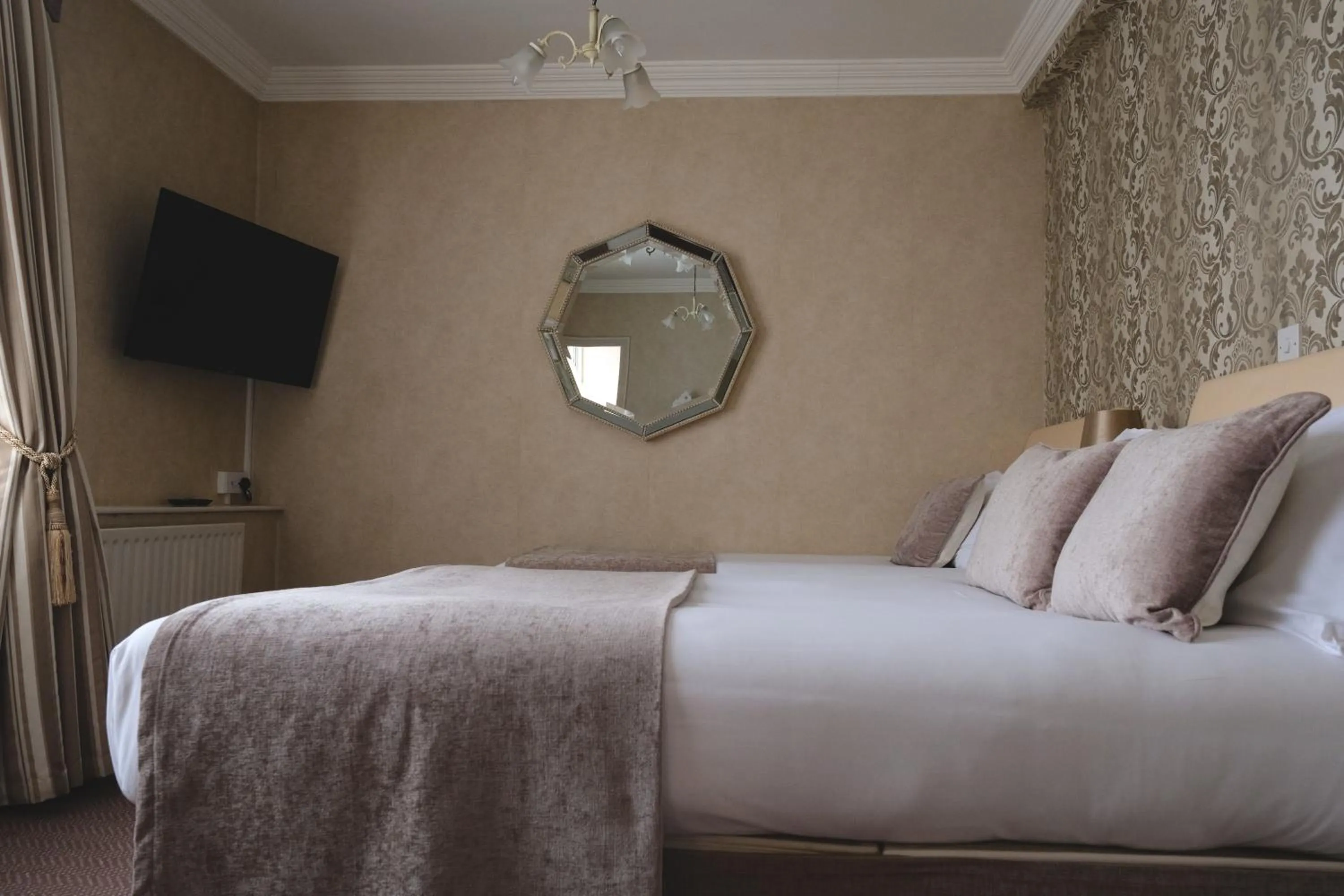 Bedroom, Bed in Dooly's Hotel