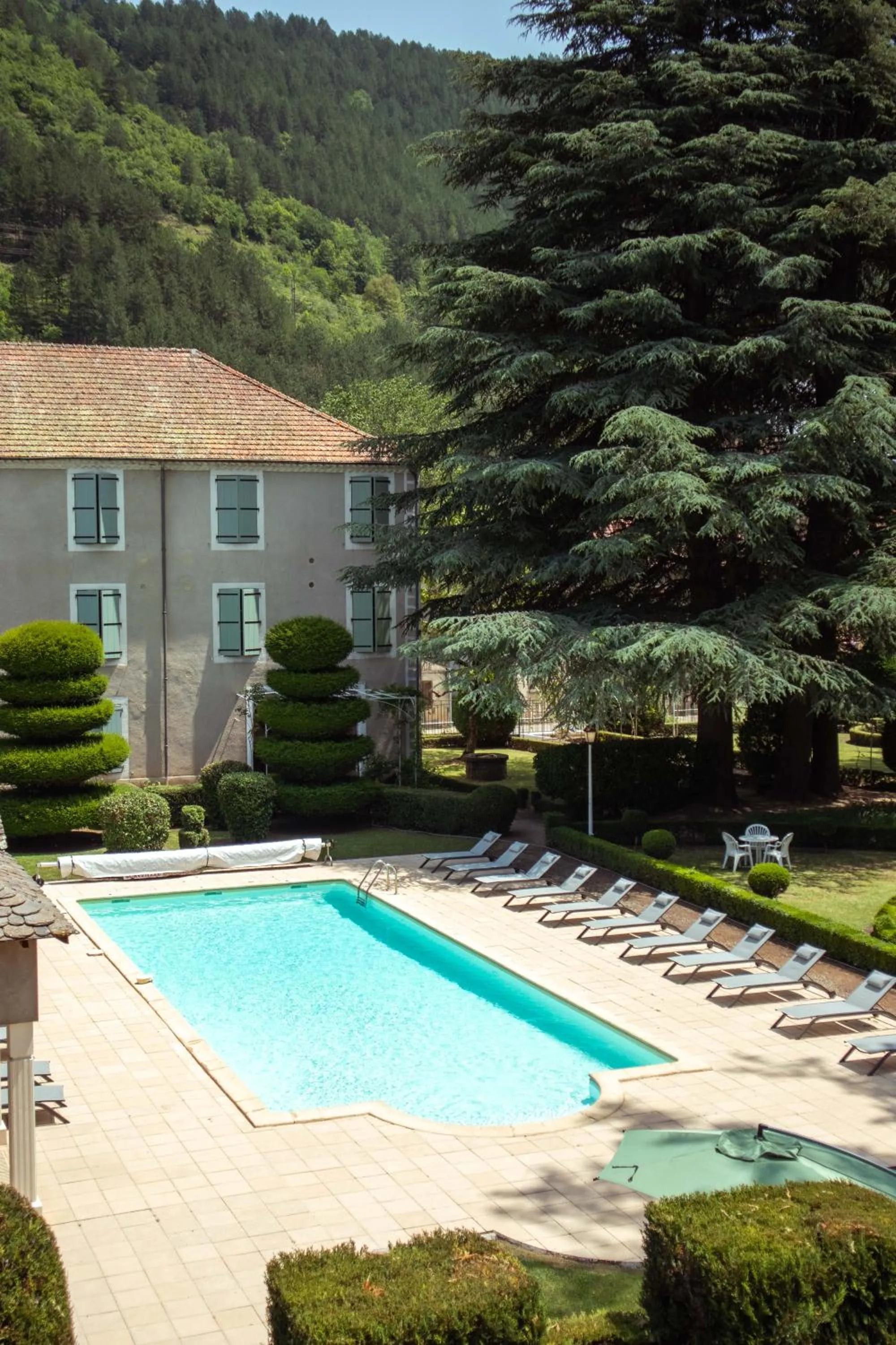 Swimming pool in Grand Hôtel du Parc