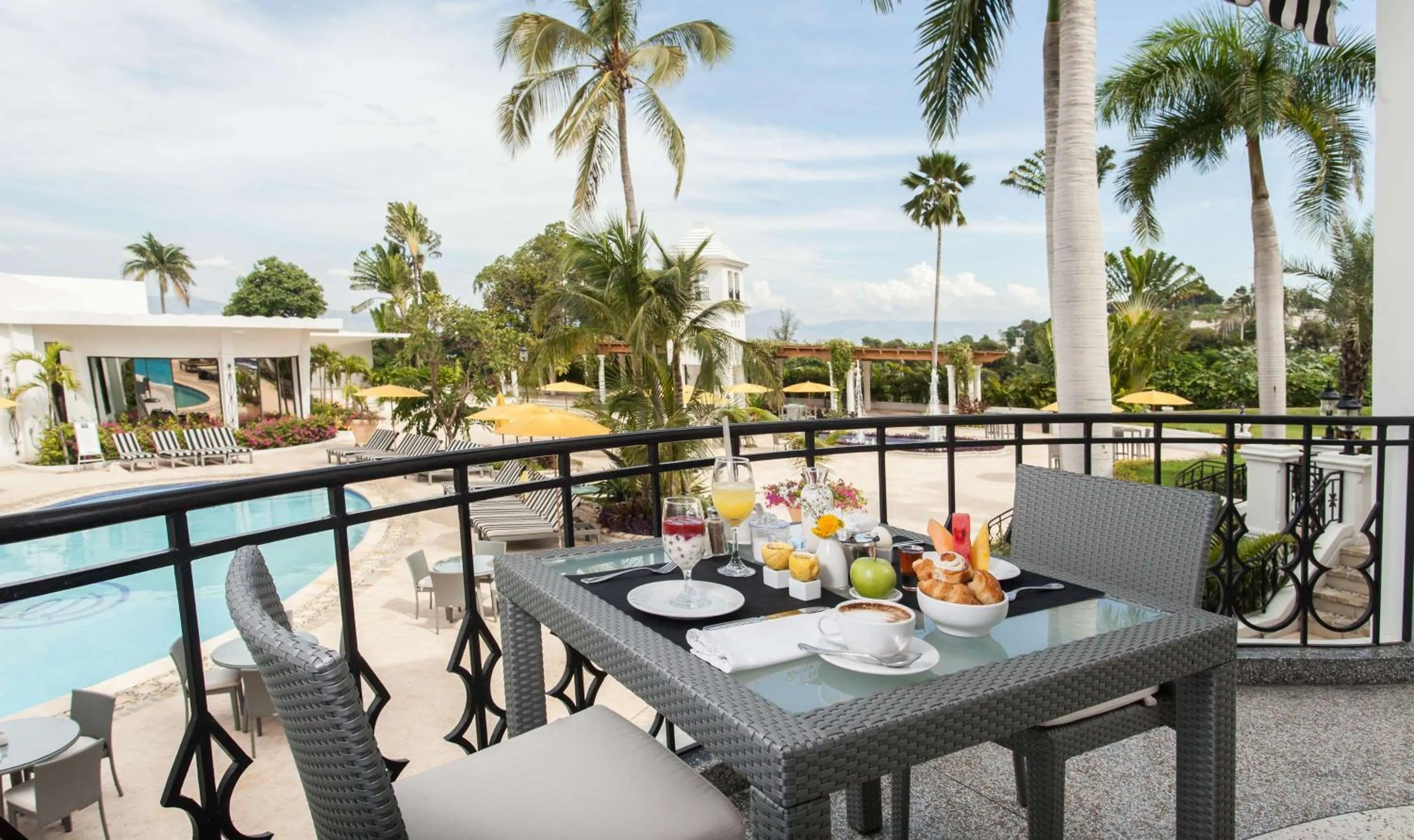 Photo of the whole room in El Rancho Haiti