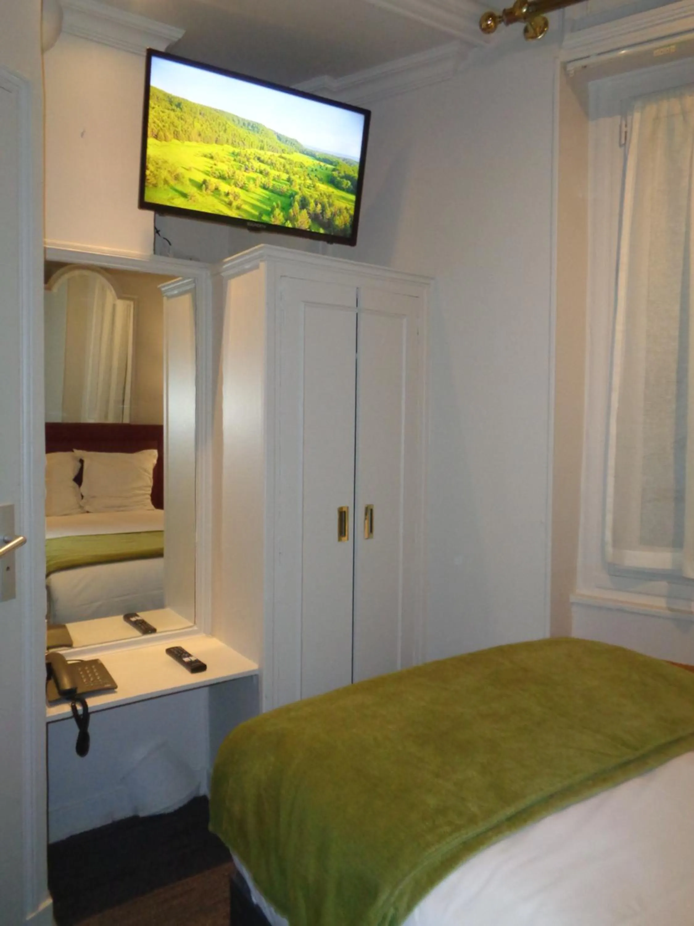 TV and multimedia, Bed in Hôtel les Degrés de Notre Dame