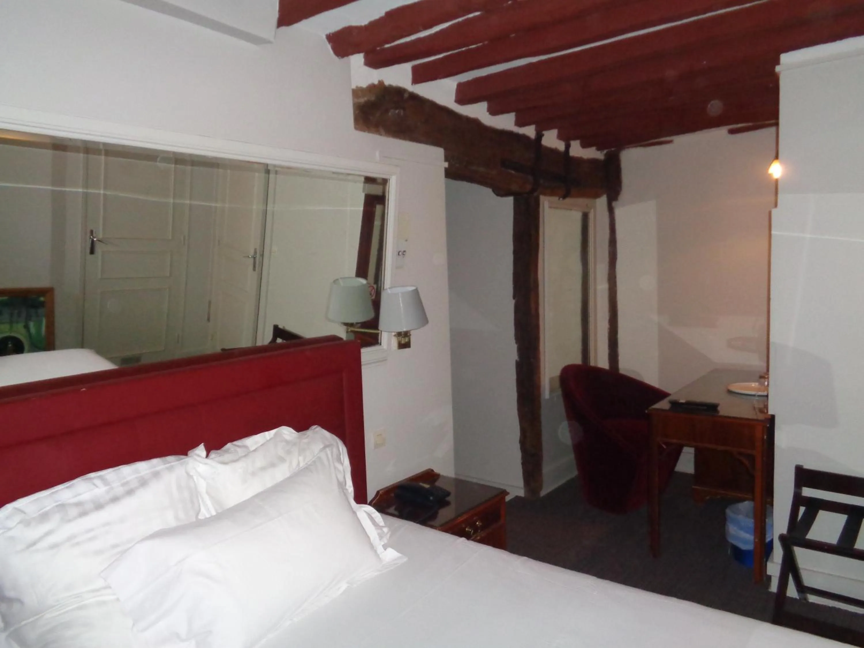 Photo of the whole room, Bed in Hôtel les Degrés de Notre Dame