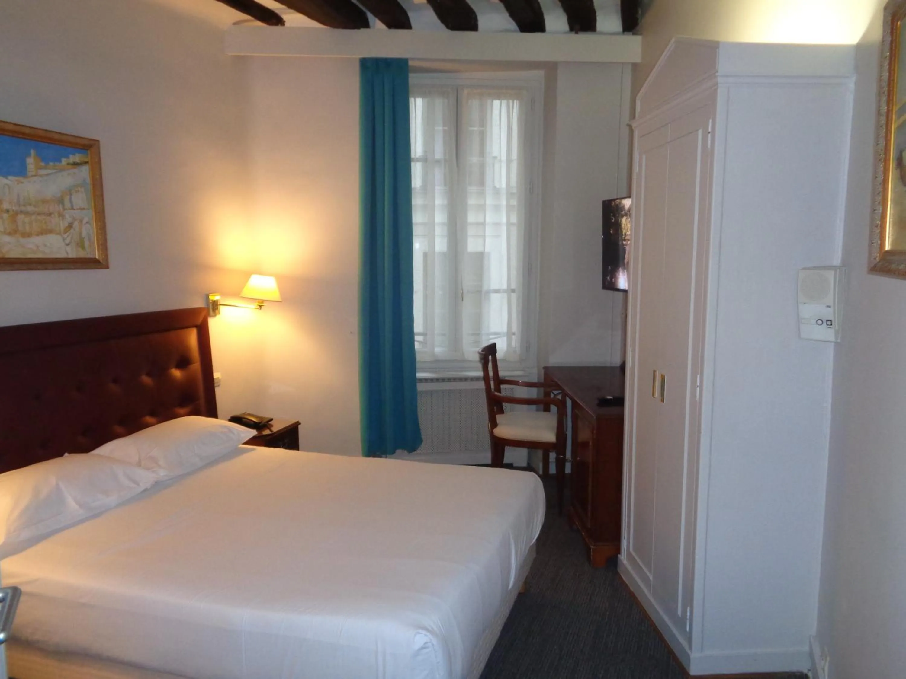 Photo of the whole room, Bed in Hôtel les Degrés de Notre Dame