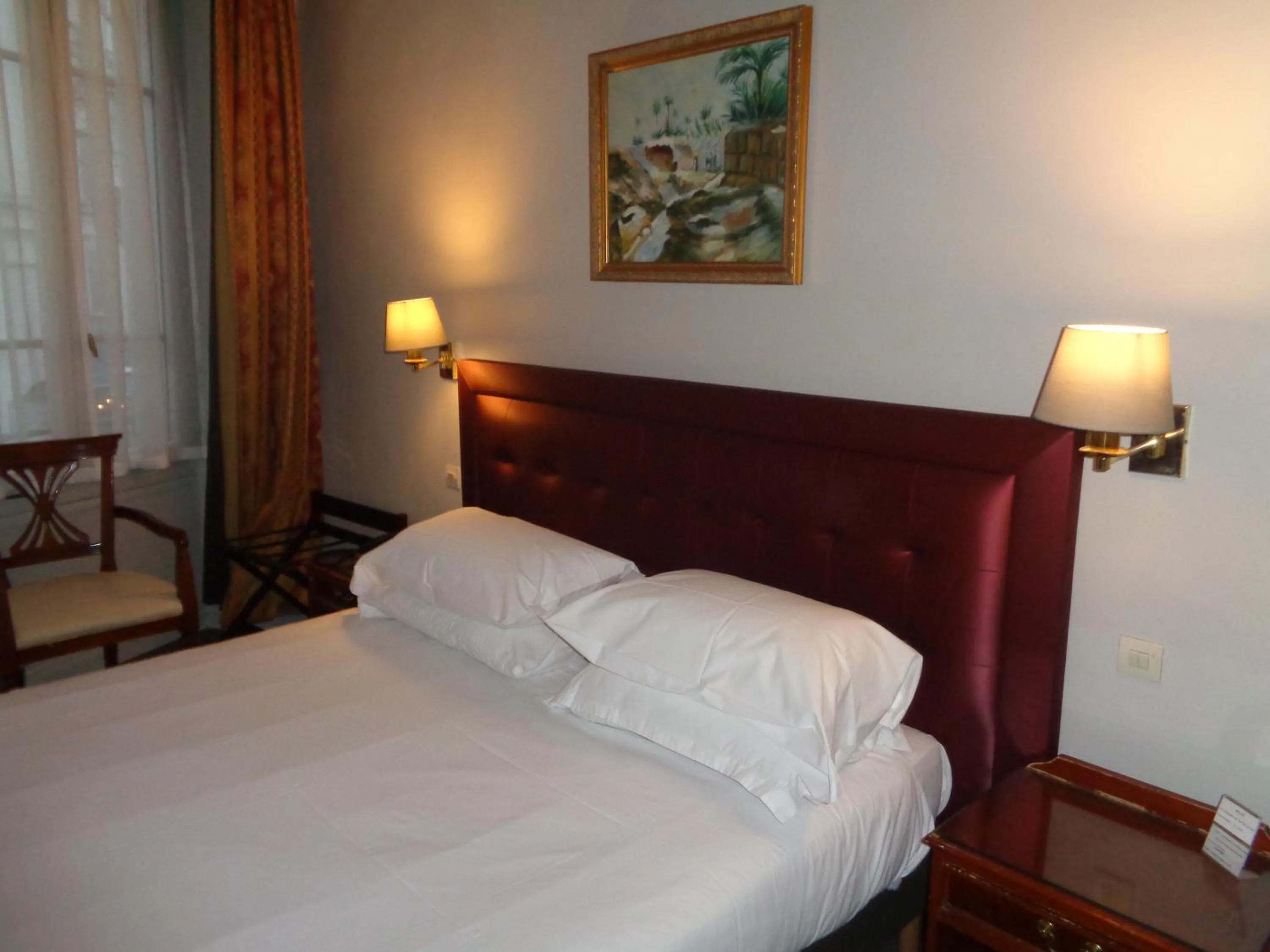 Bedroom, Bed in Hôtel les Degrés de Notre Dame