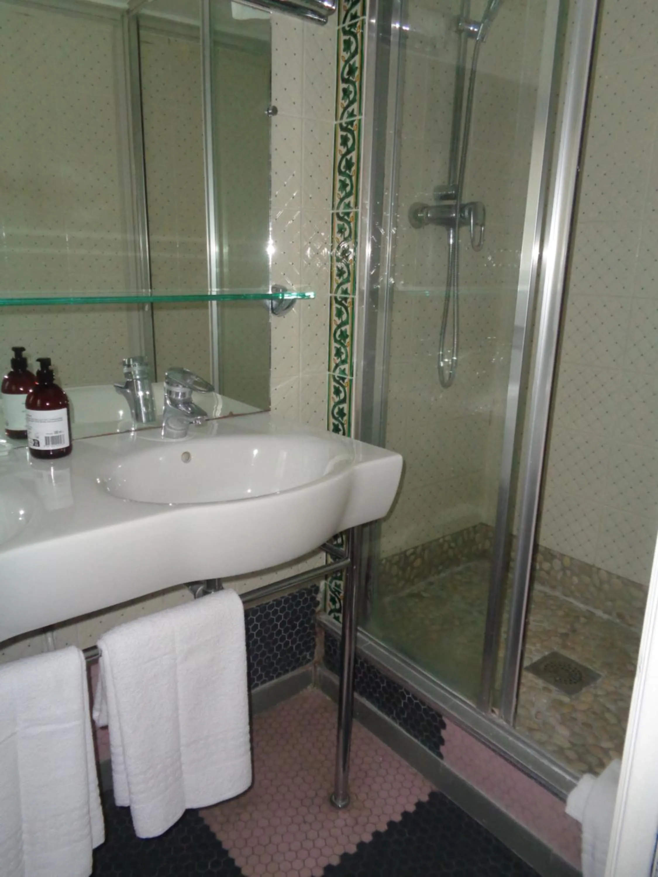 Shower in Hôtel les Degrés de Notre Dame