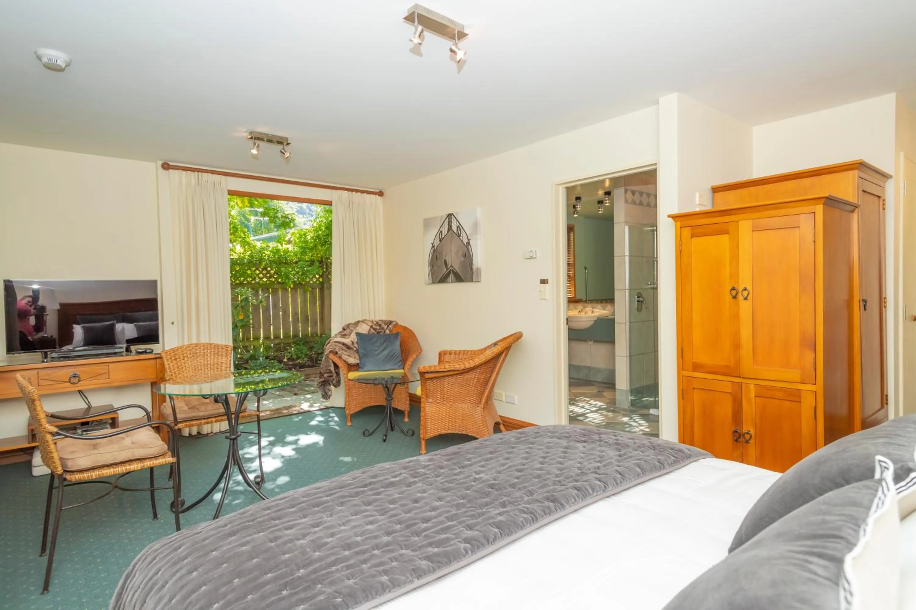 Bed in Arrowtown House Boutique Hotel