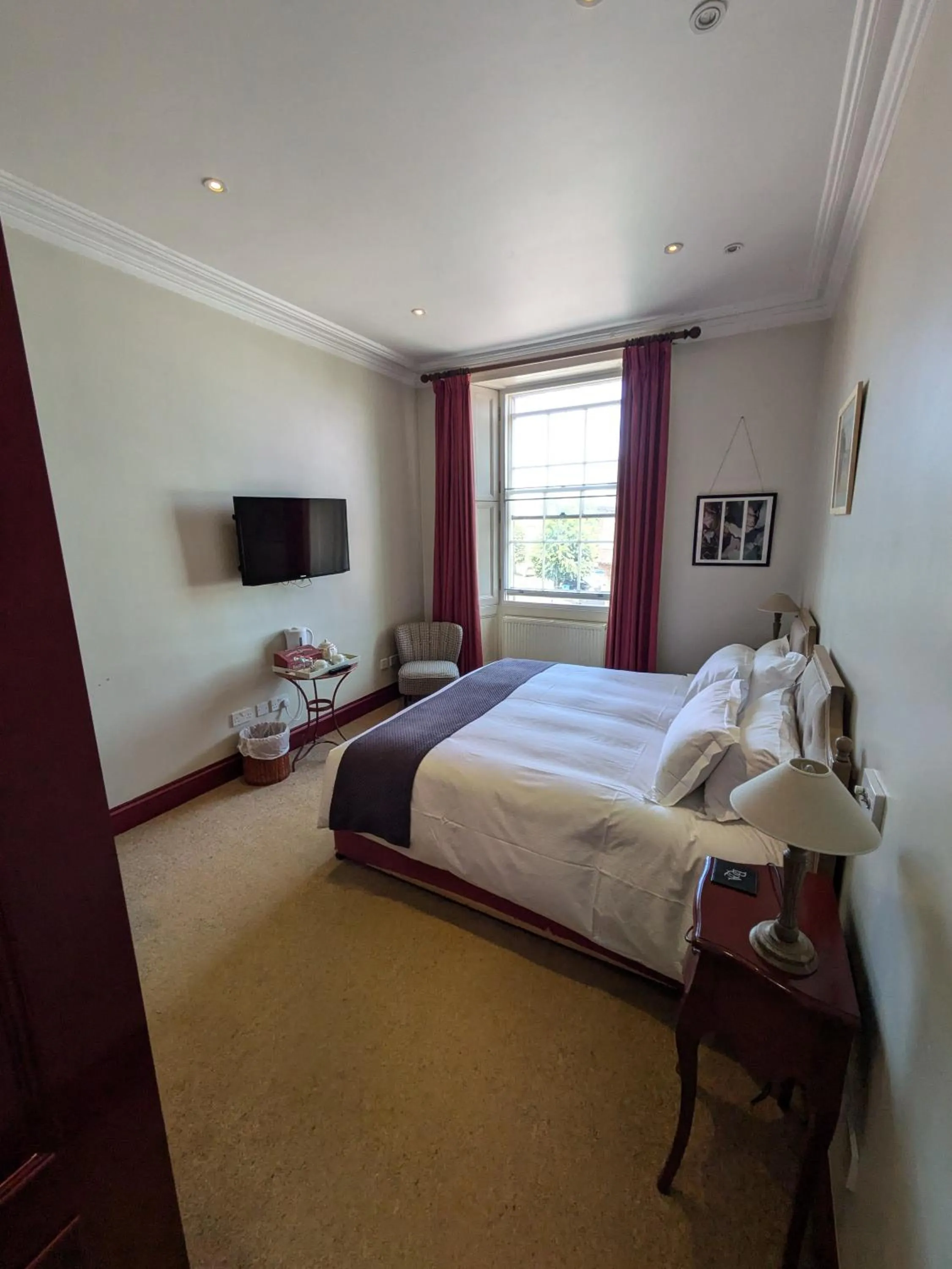 Bedroom, Bed in Buccleuch and Queensberry Arms Hotel