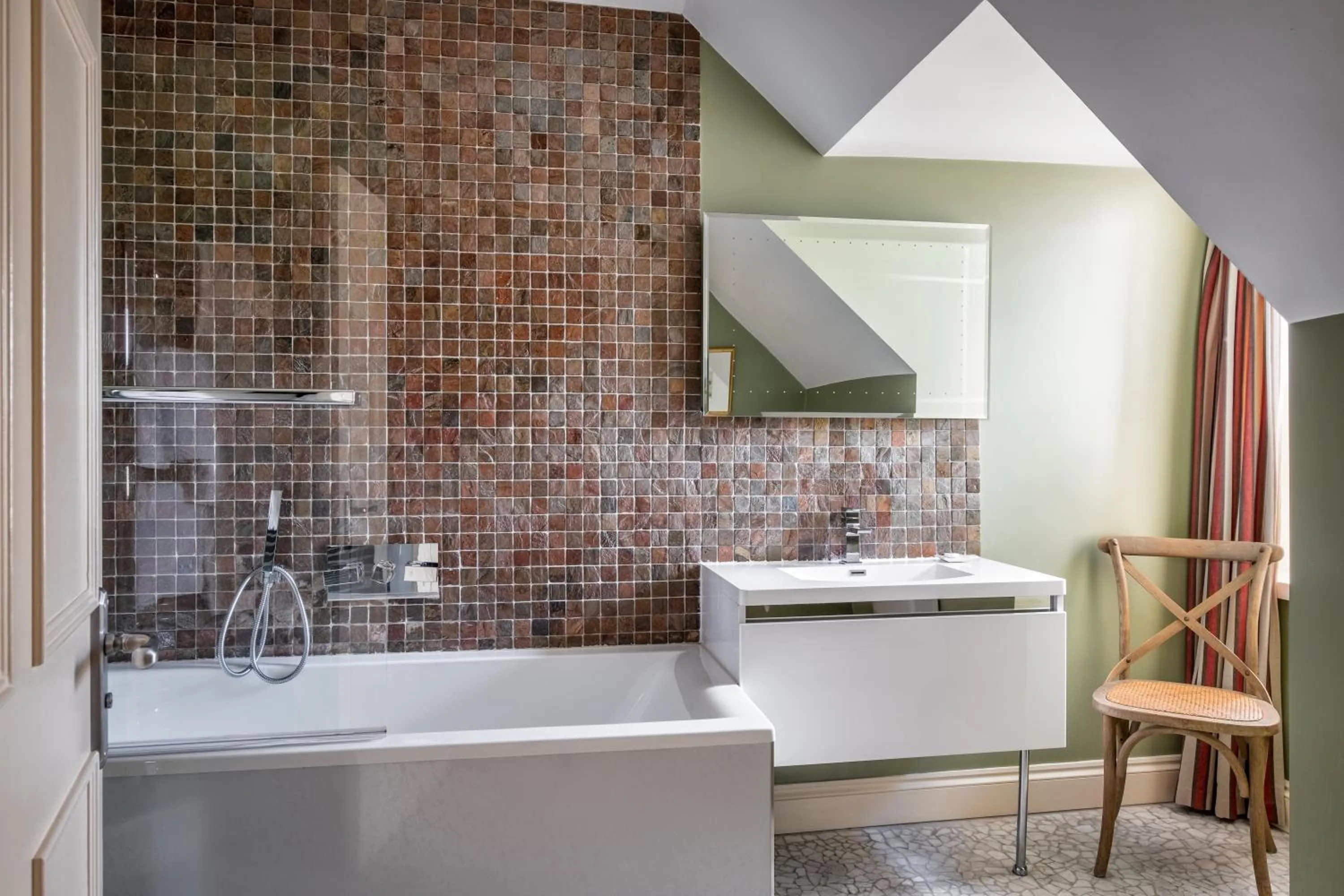 Bathroom in Buccleuch and Queensberry Arms Hotel