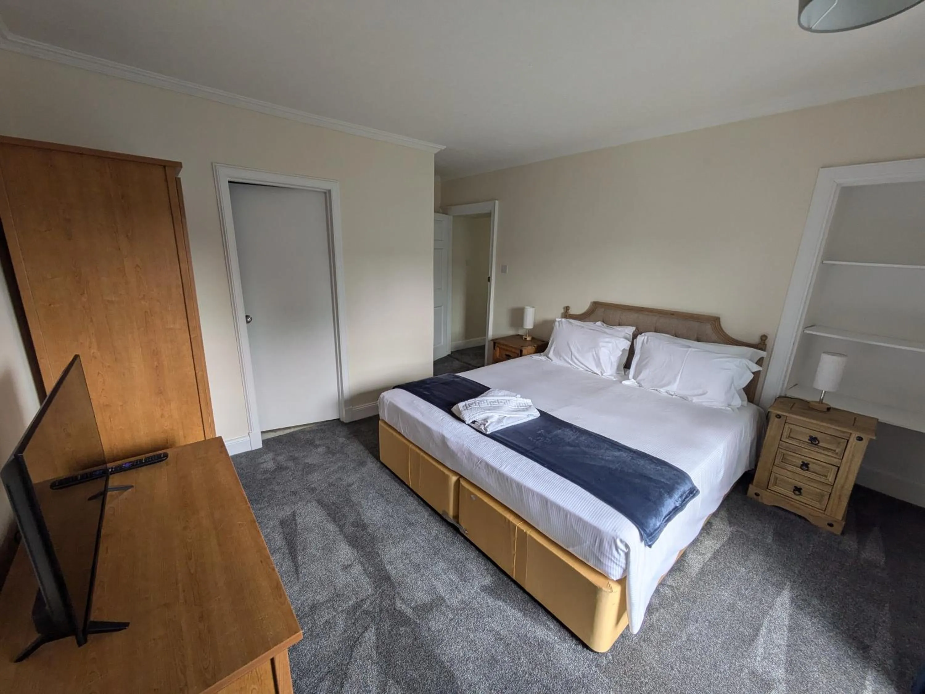 Bedroom, Bed in Buccleuch and Queensberry Arms Hotel