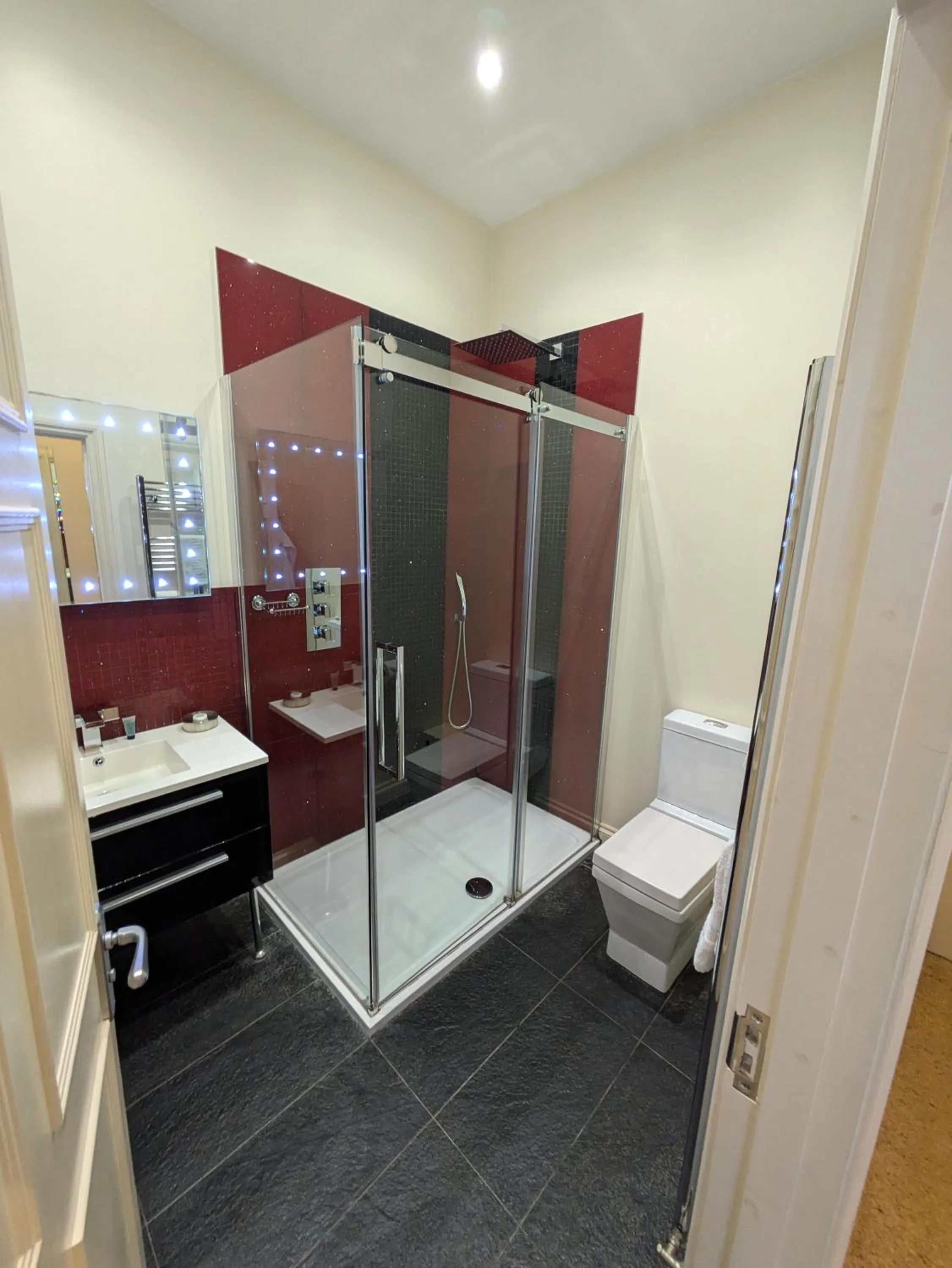 Bathroom in Buccleuch and Queensberry Arms Hotel