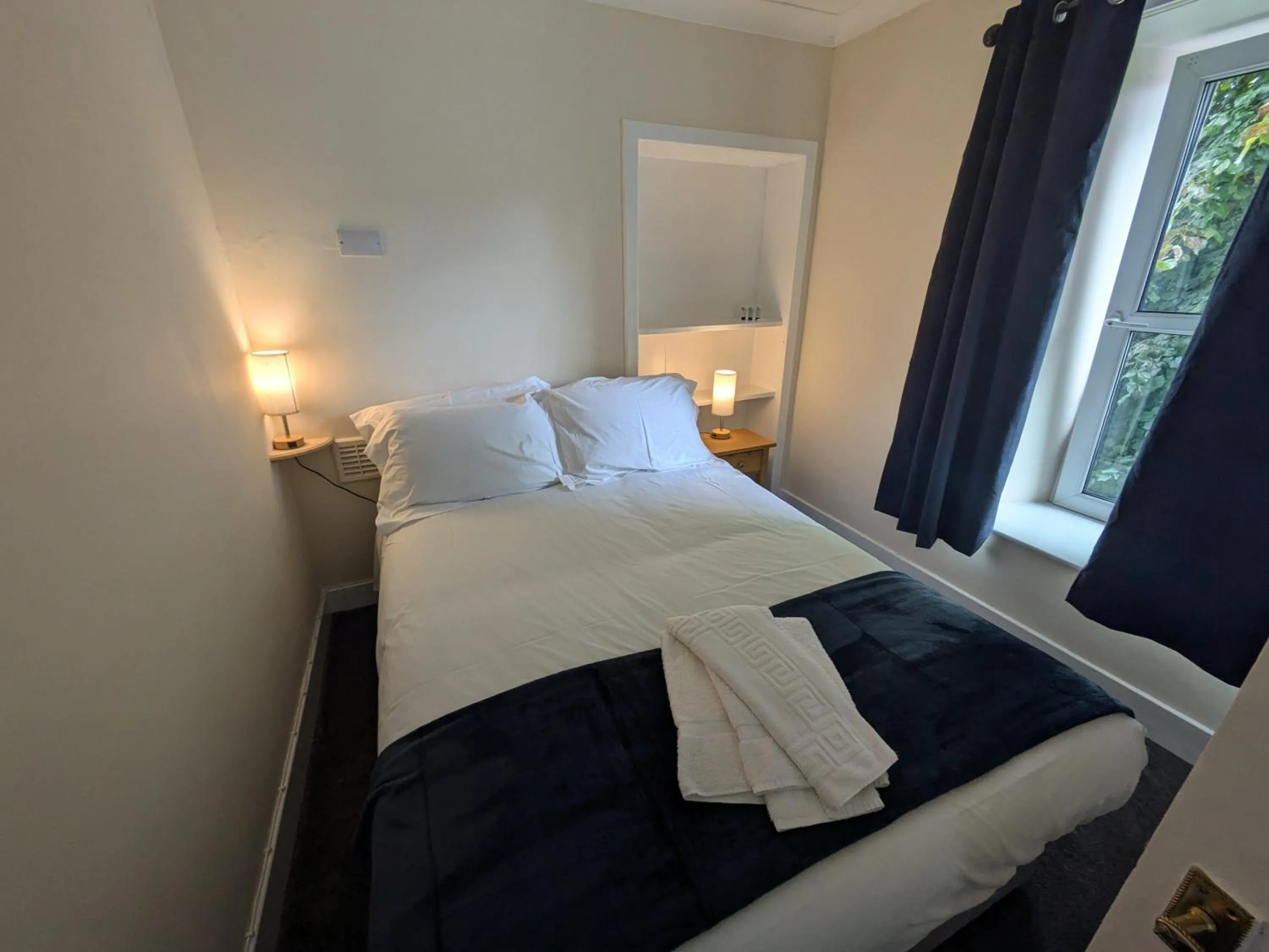 Bedroom, Bed in Buccleuch and Queensberry Arms Hotel