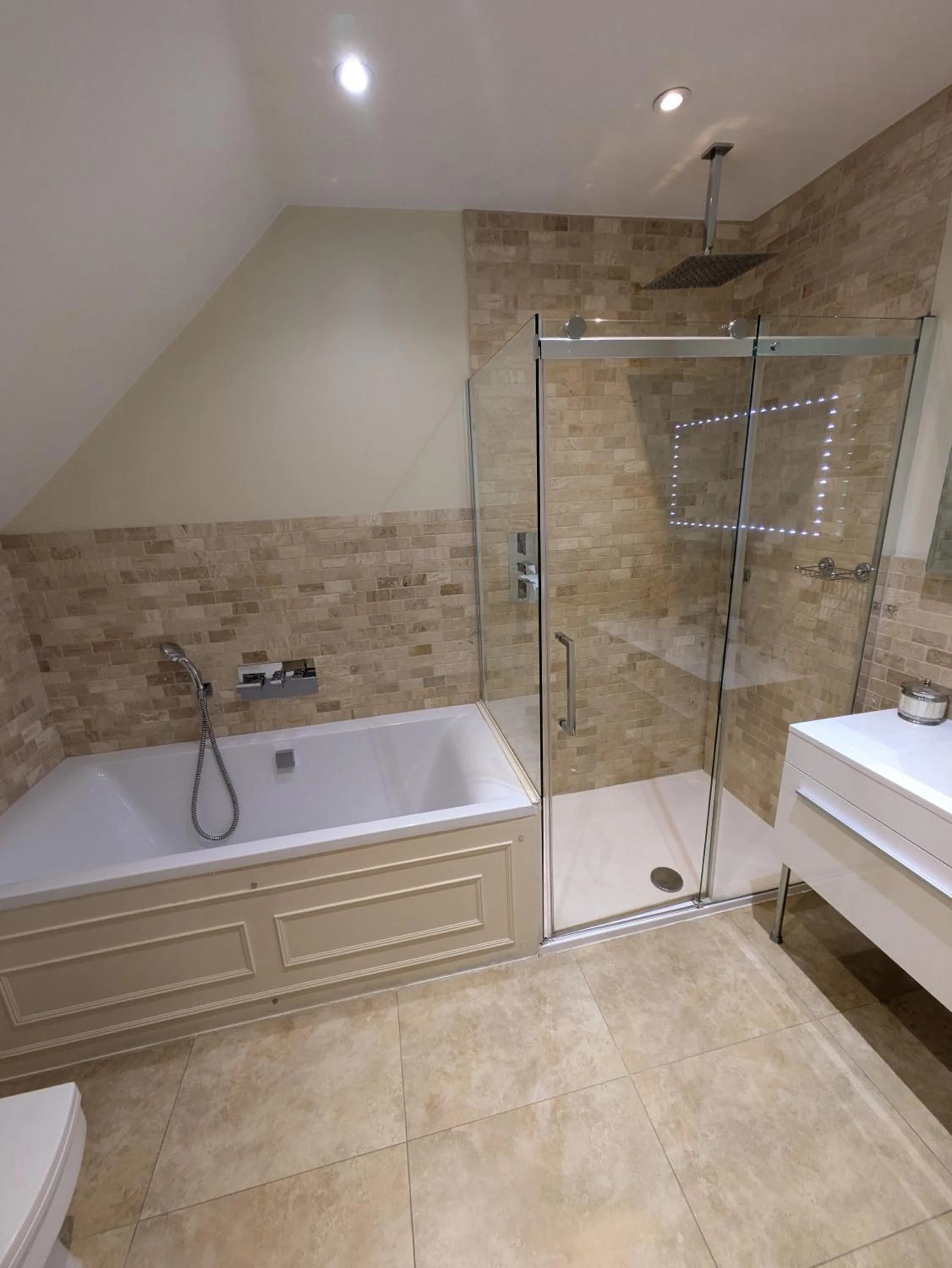 Bathroom in Buccleuch and Queensberry Arms Hotel