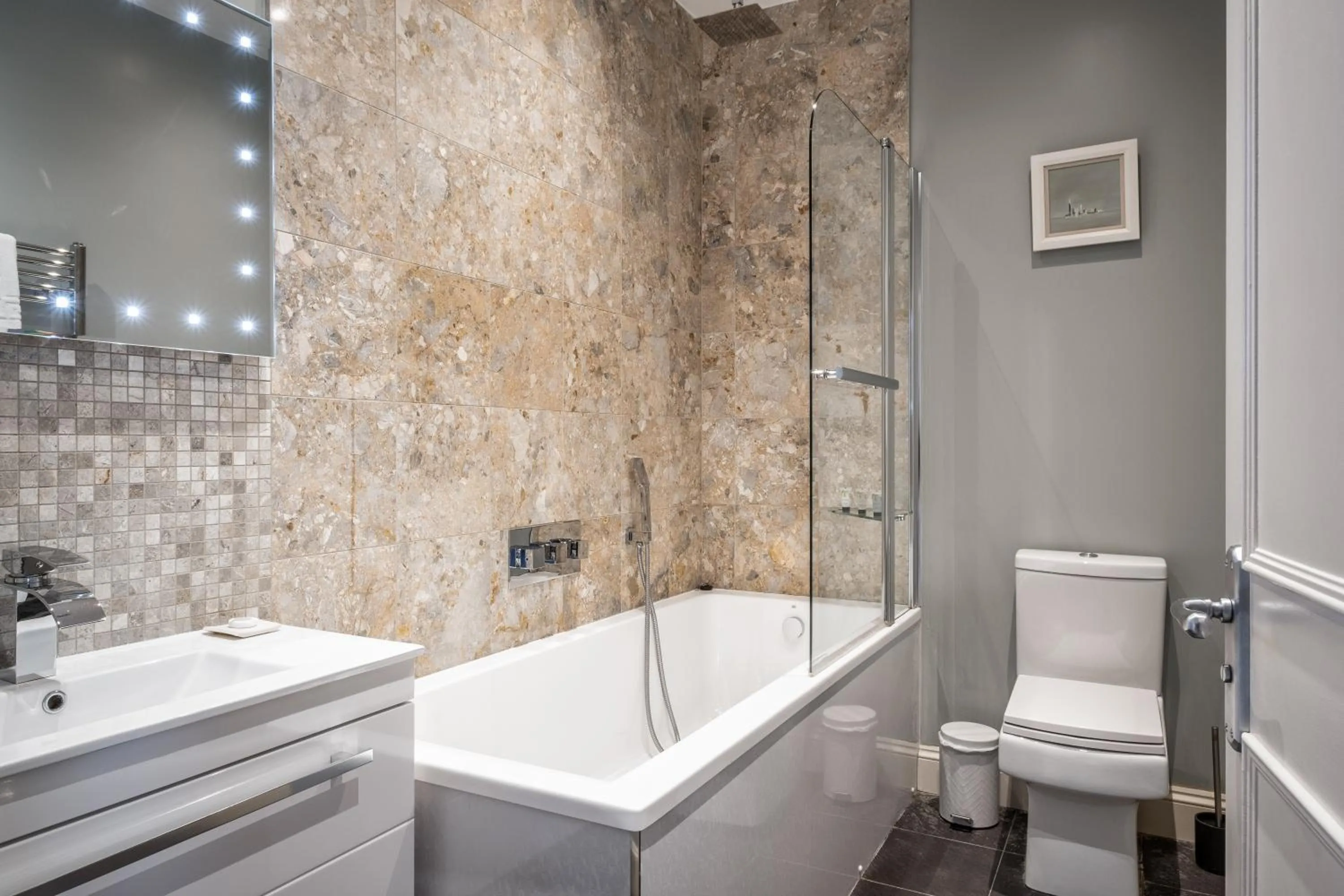 Bathroom in Buccleuch and Queensberry Arms Hotel