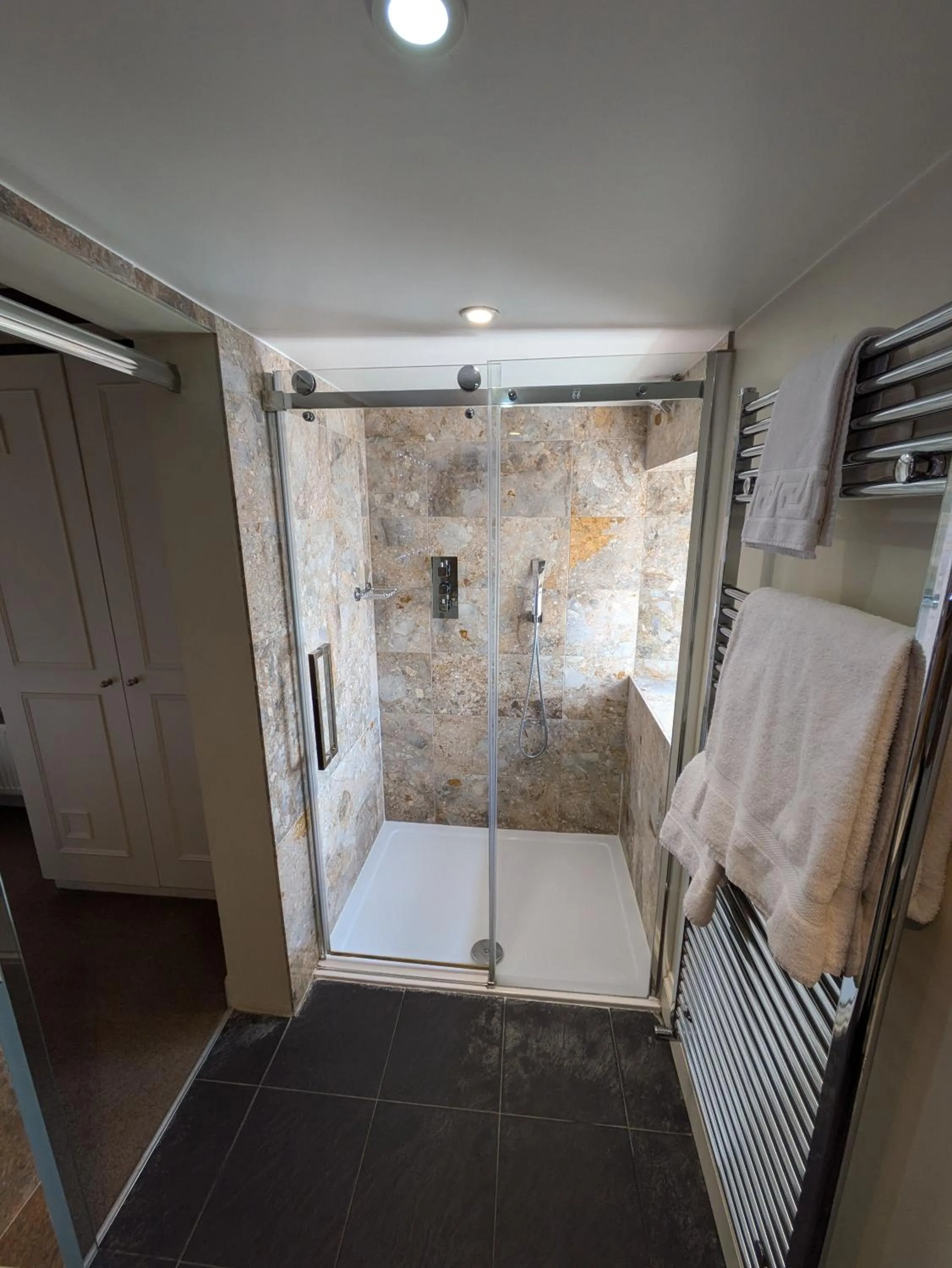 Shower in Buccleuch and Queensberry Arms Hotel