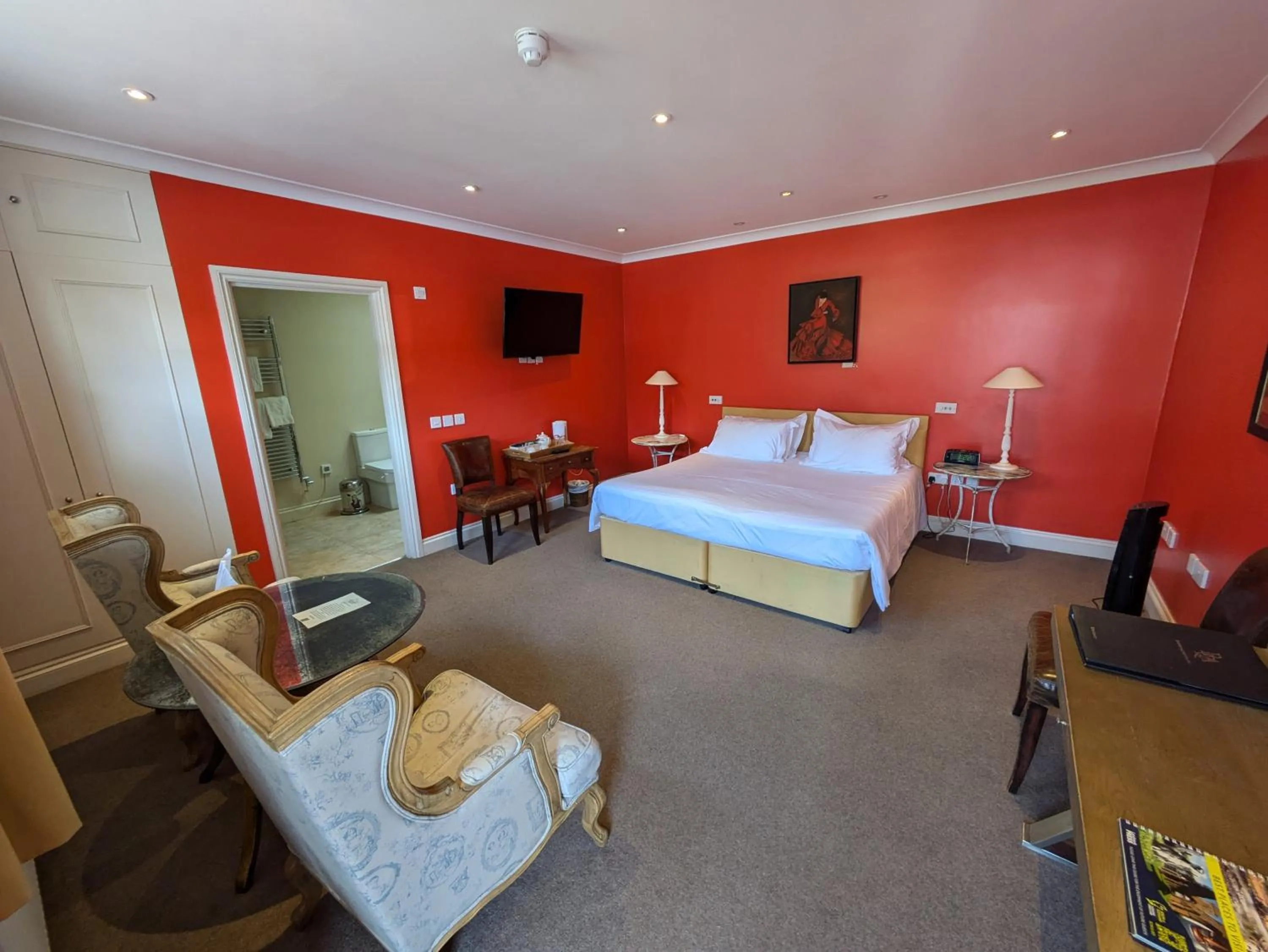 Bedroom, Bed in Buccleuch and Queensberry Arms Hotel