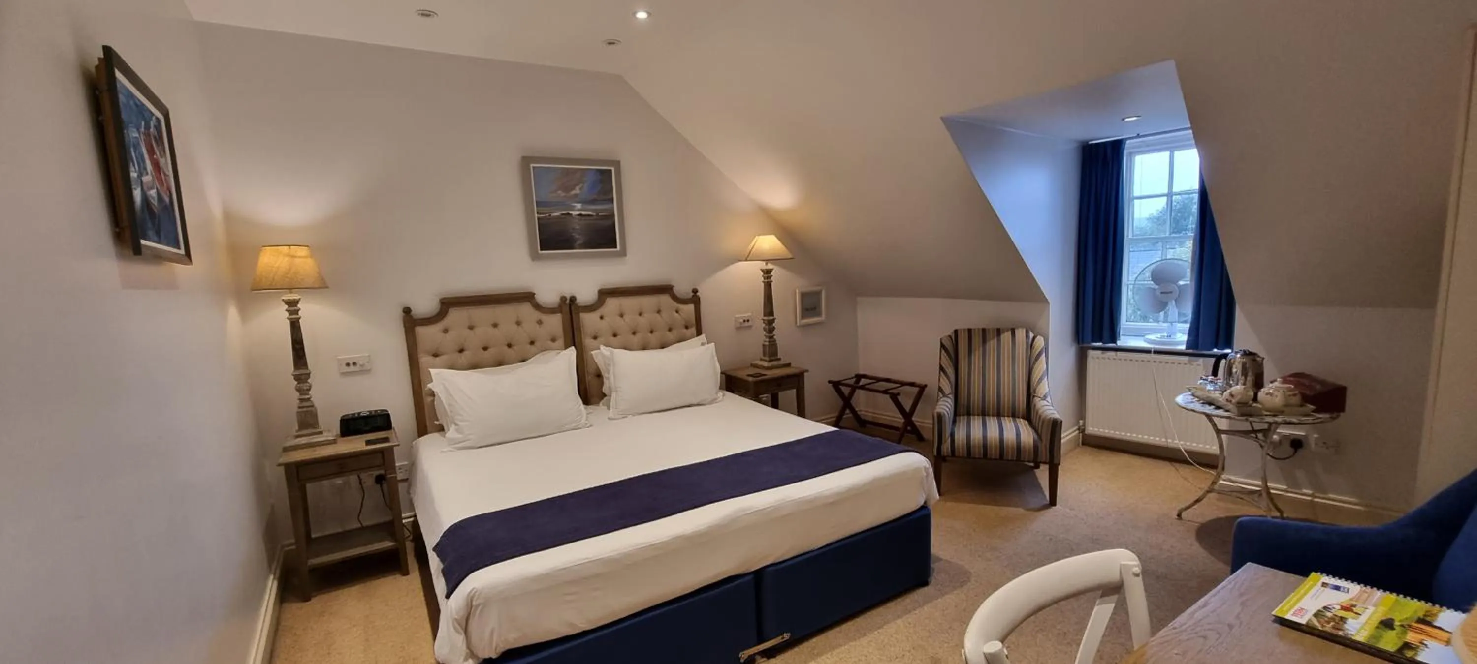 Bedroom, Bed in Buccleuch and Queensberry Arms Hotel