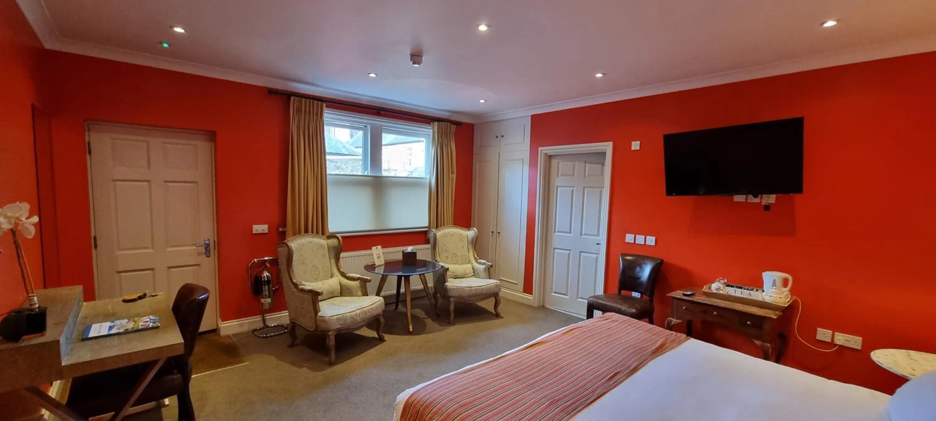 Seating area, Bed in Buccleuch and Queensberry Arms Hotel