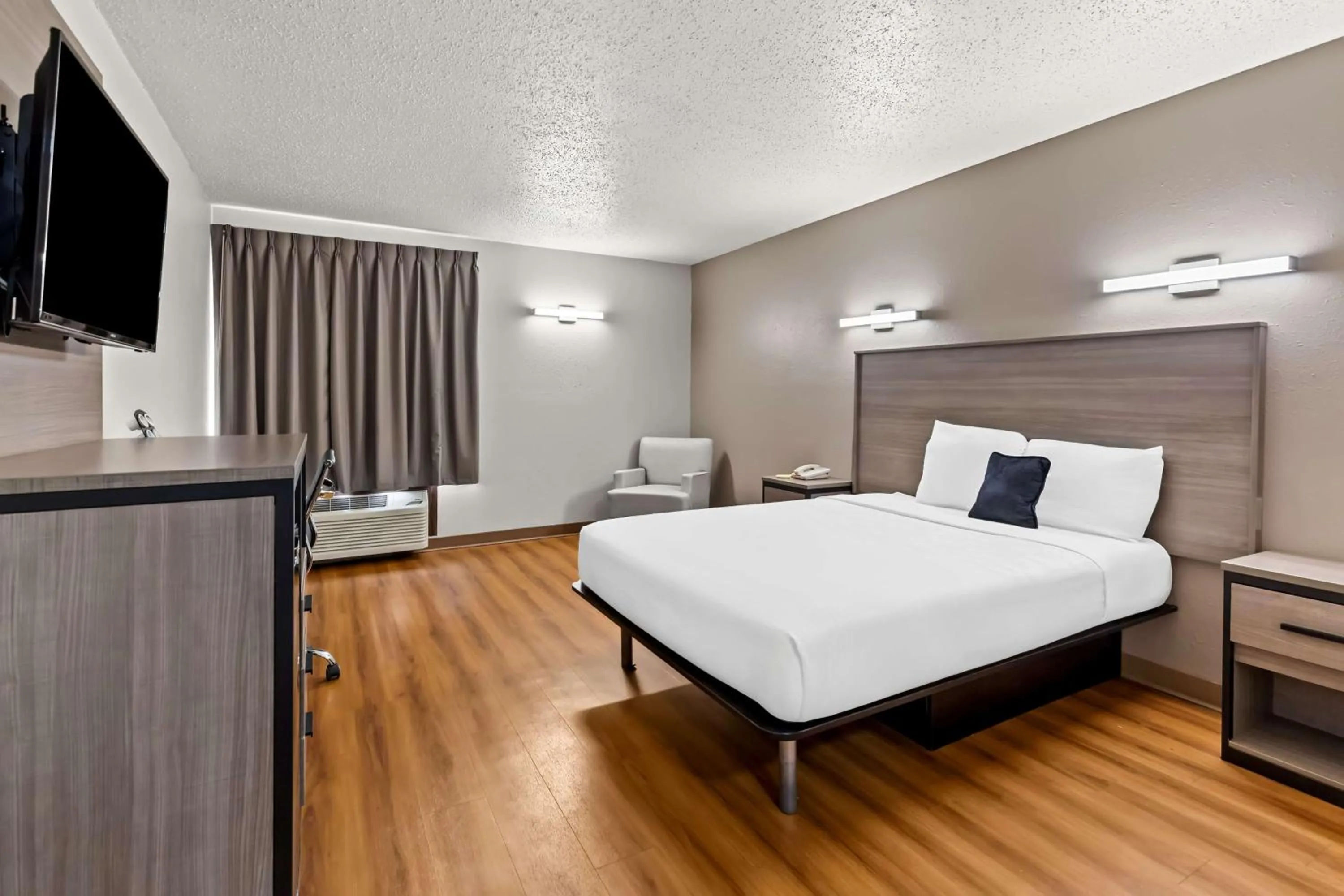 Bedroom in Red Lion Inn & Suites Saint Louis