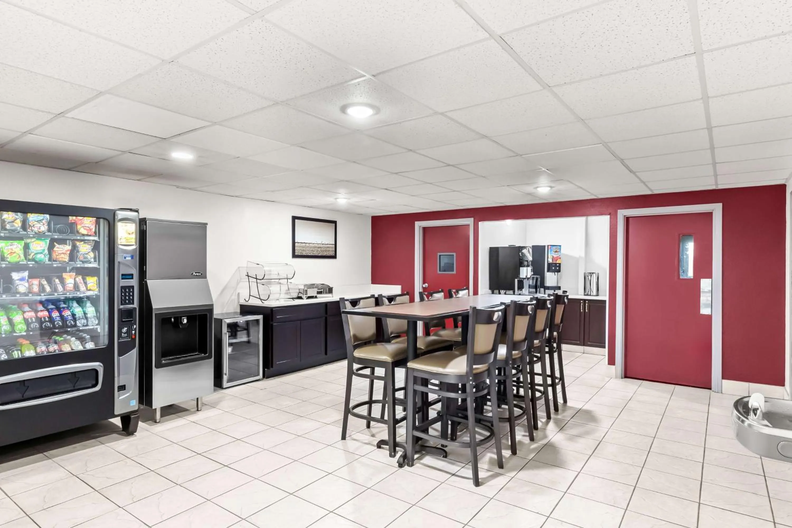 Restaurant/places to eat in Red Lion Inn & Suites Saint Louis