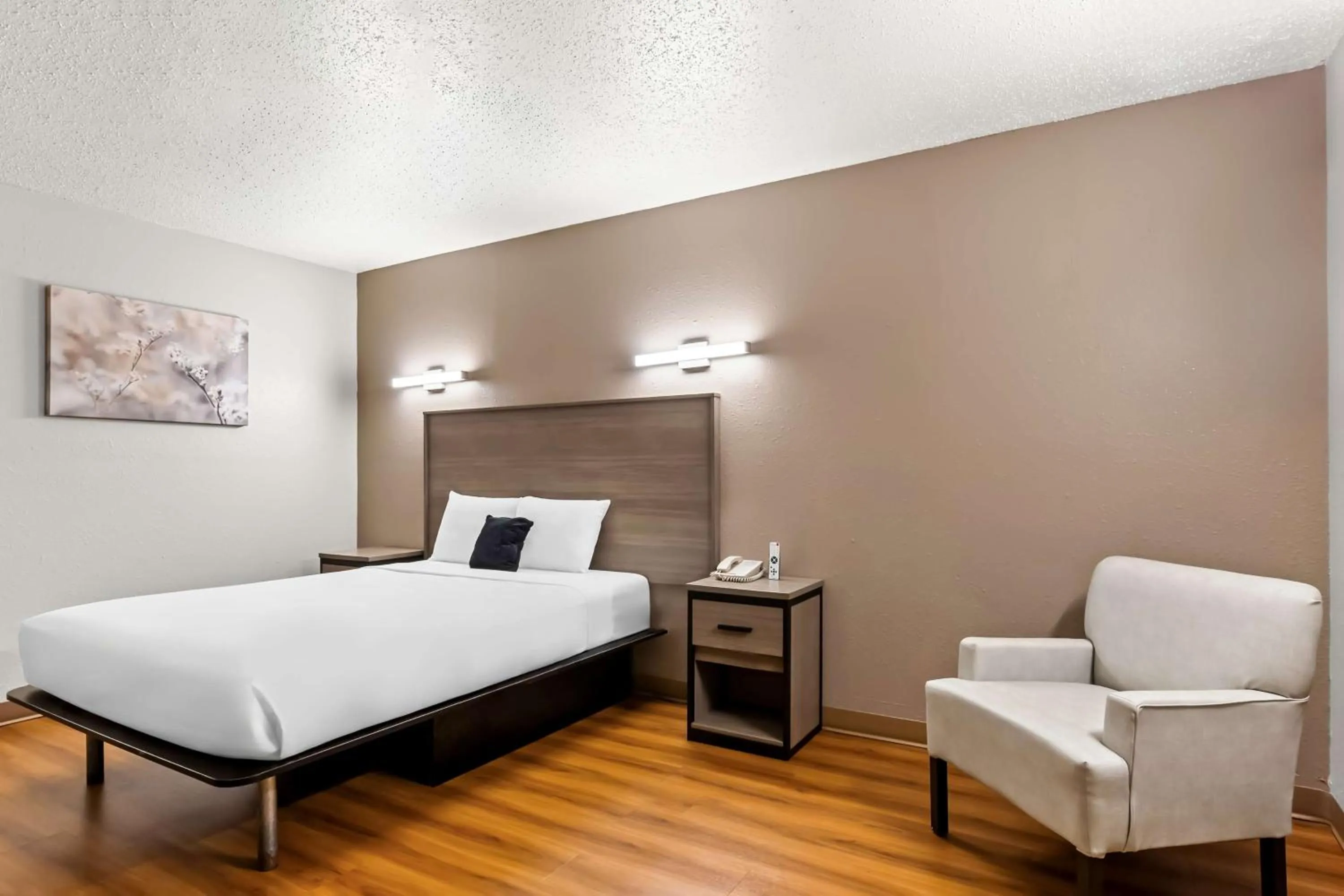 Bedroom in Red Lion Inn & Suites Saint Louis