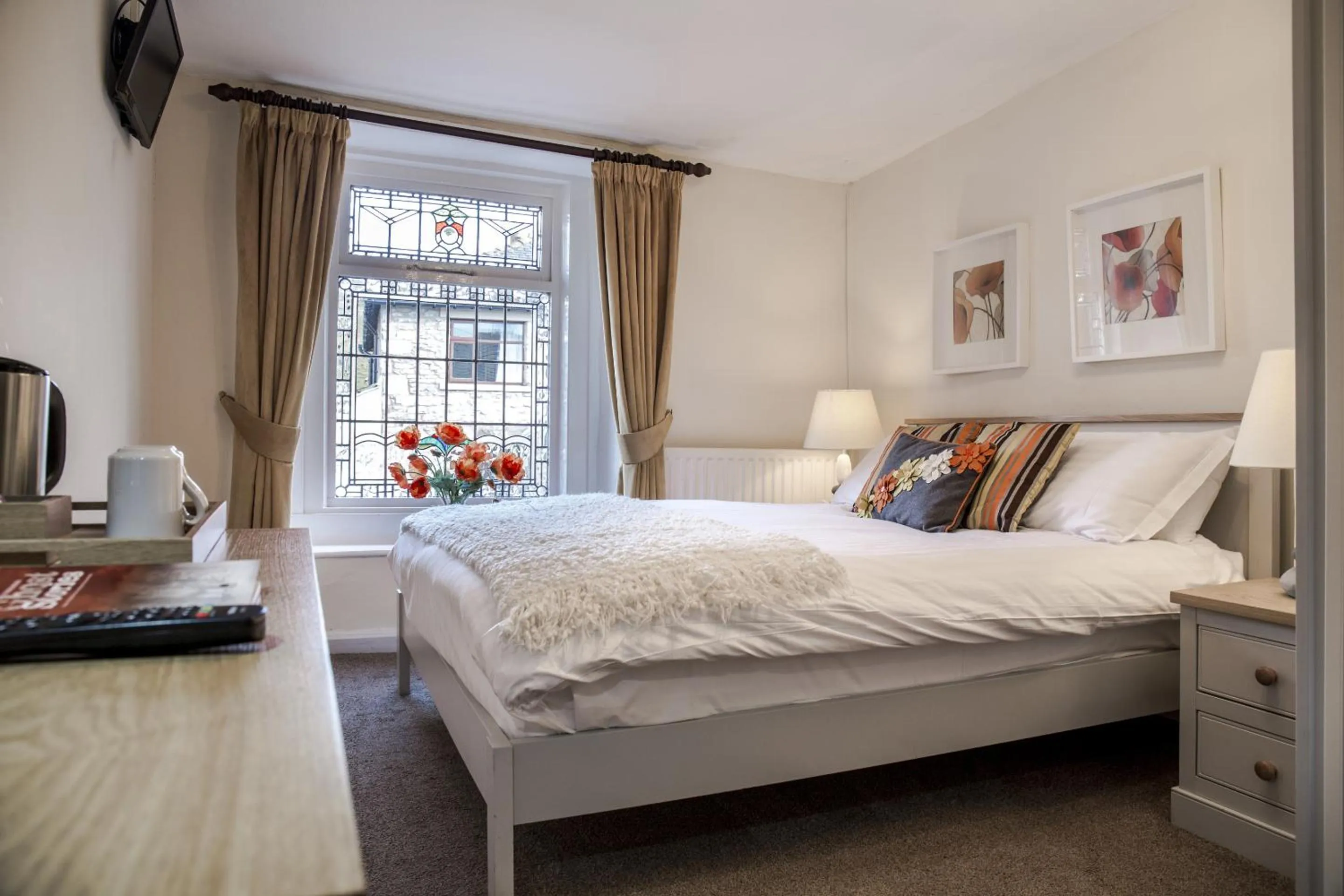 Bedroom, Bed in The Craven Heifer at Stainforth