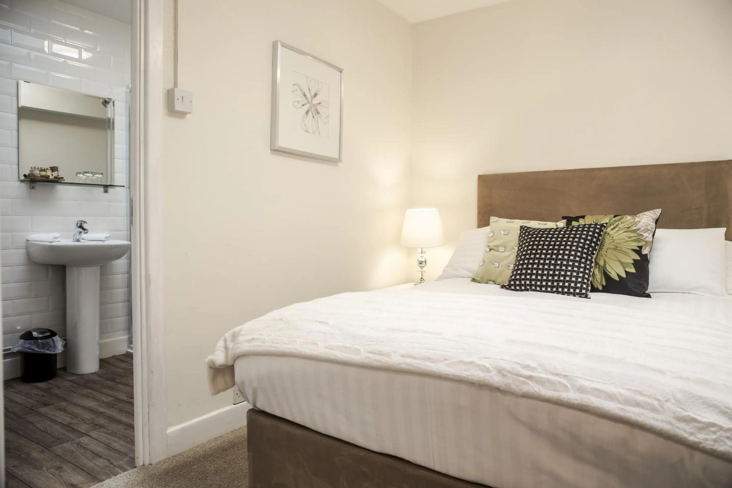Bathroom, Bed in The Craven Heifer at Stainforth