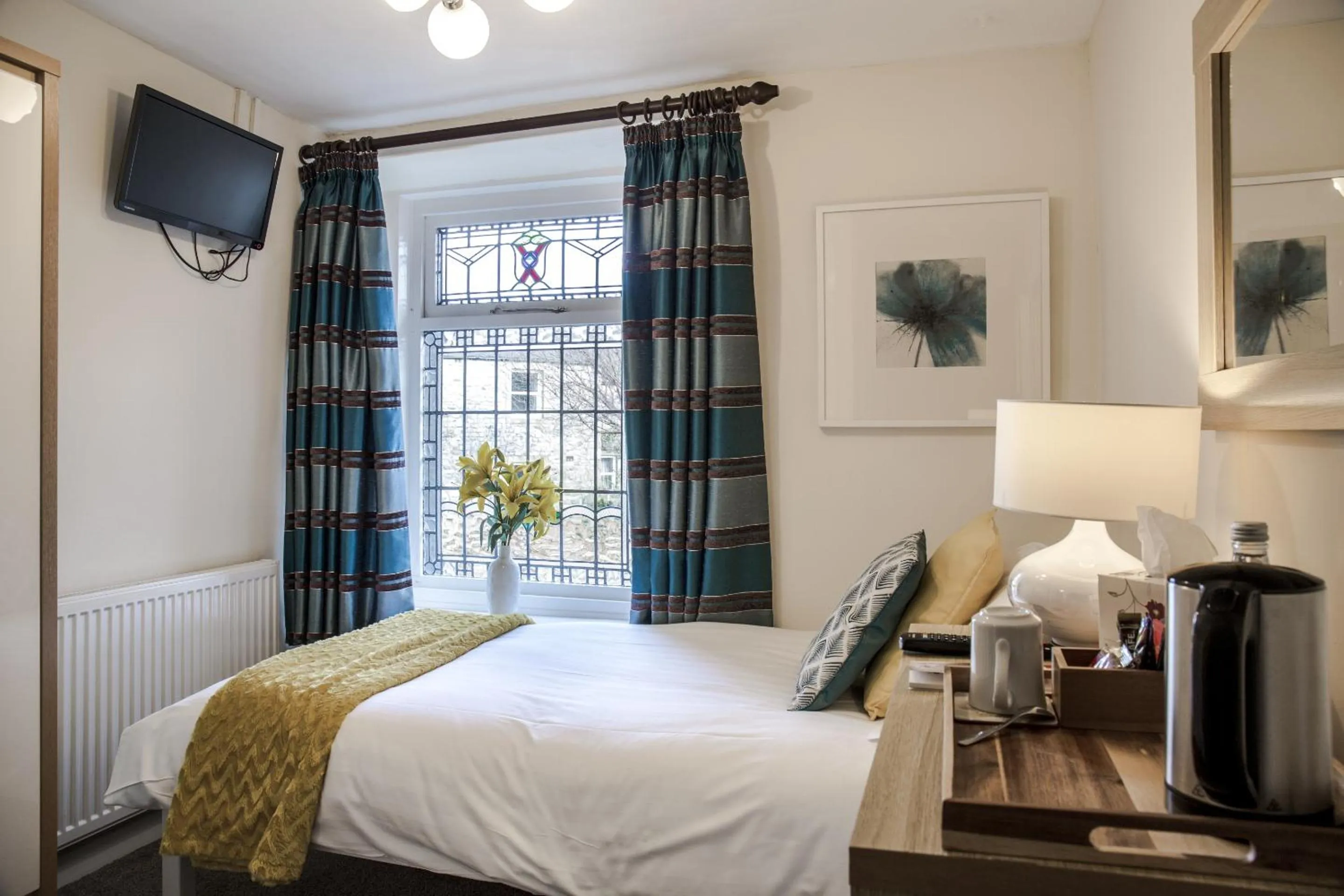 Bedroom, Bed in The Craven Heifer at Stainforth