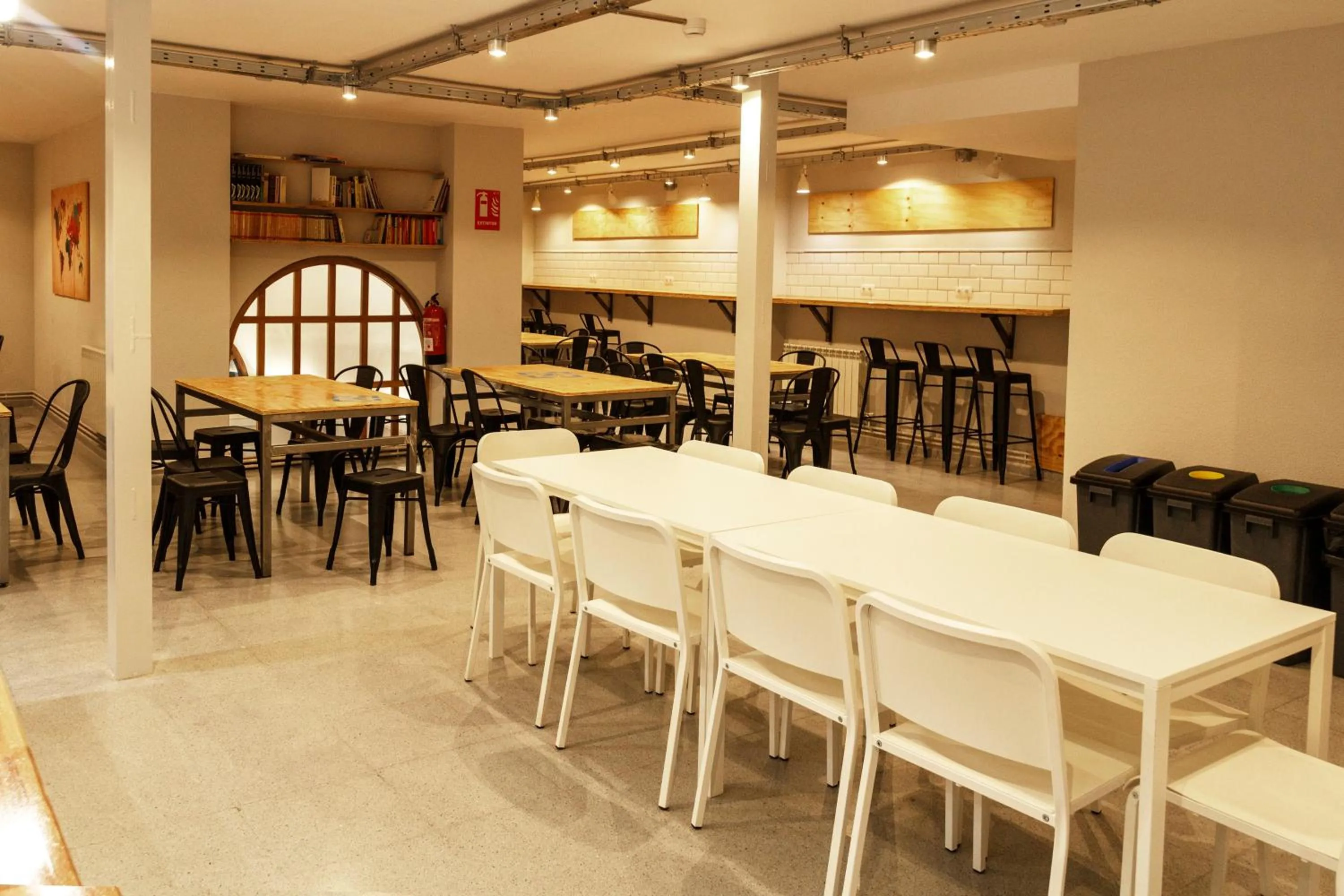 Communal kitchen in Hostel Catedral Burgos