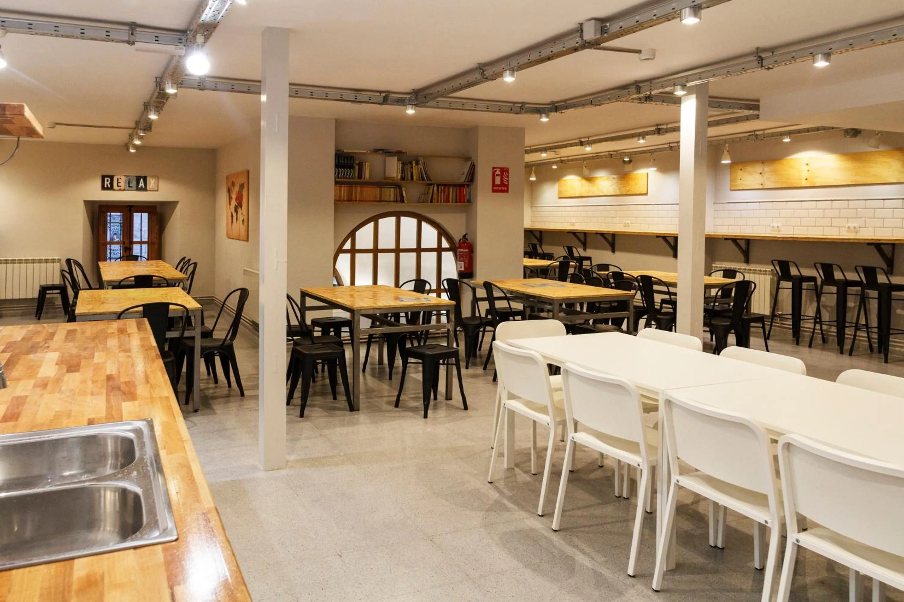 Communal kitchen in Hostel Catedral Burgos