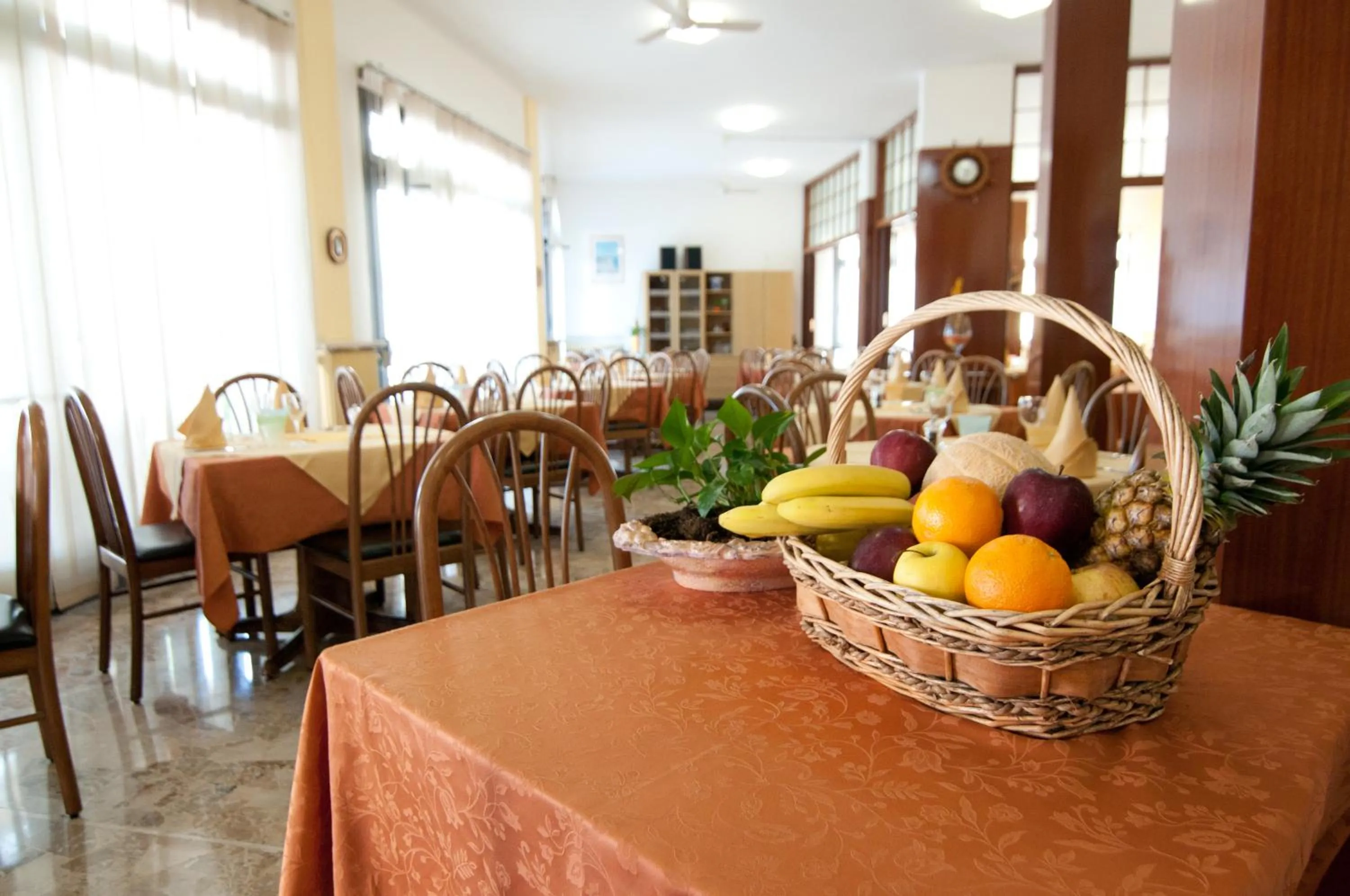 Restaurant/places to eat in Hotel Milan