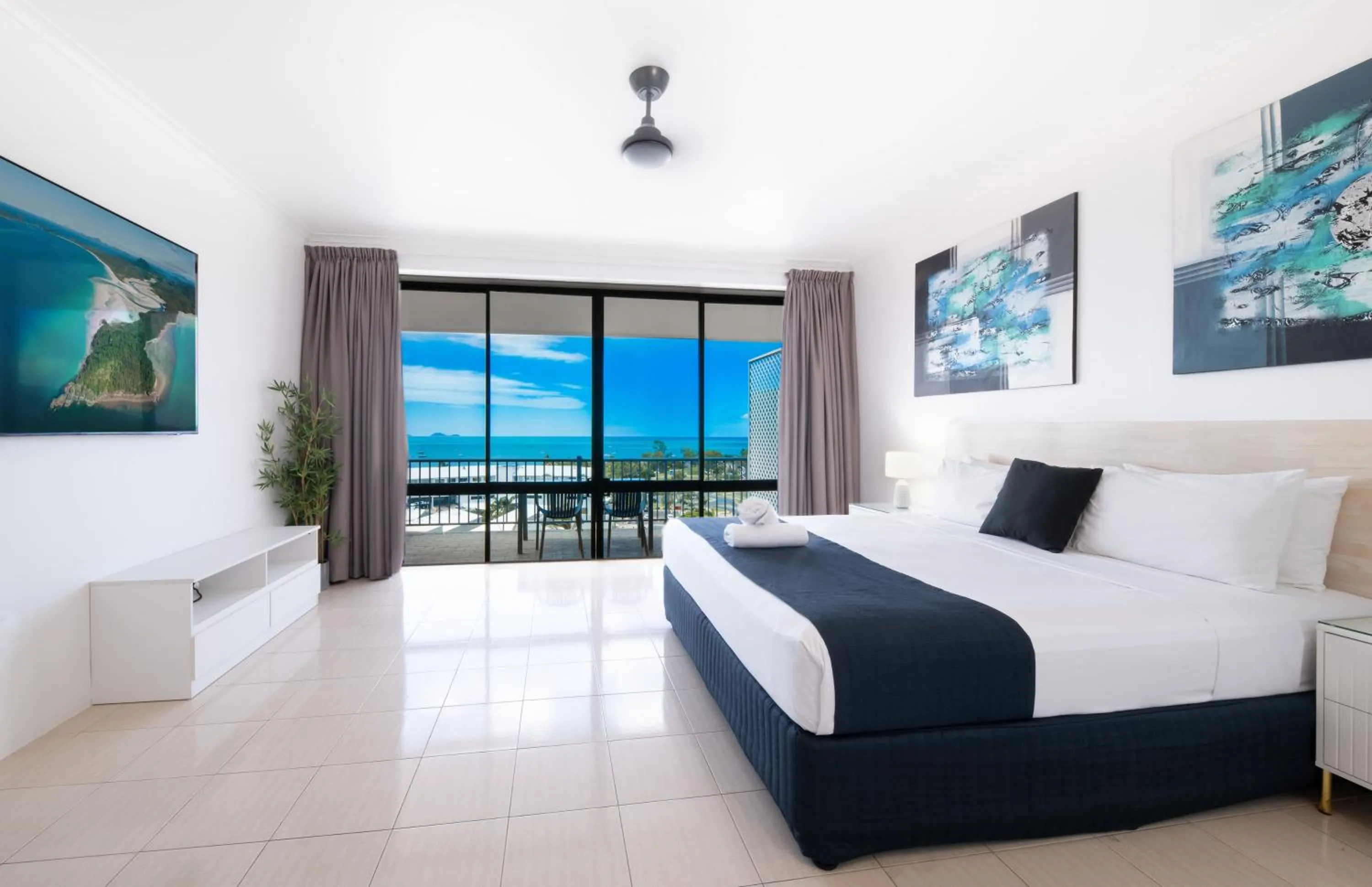 Patio, Bed in Whitsunday Terraces Resort