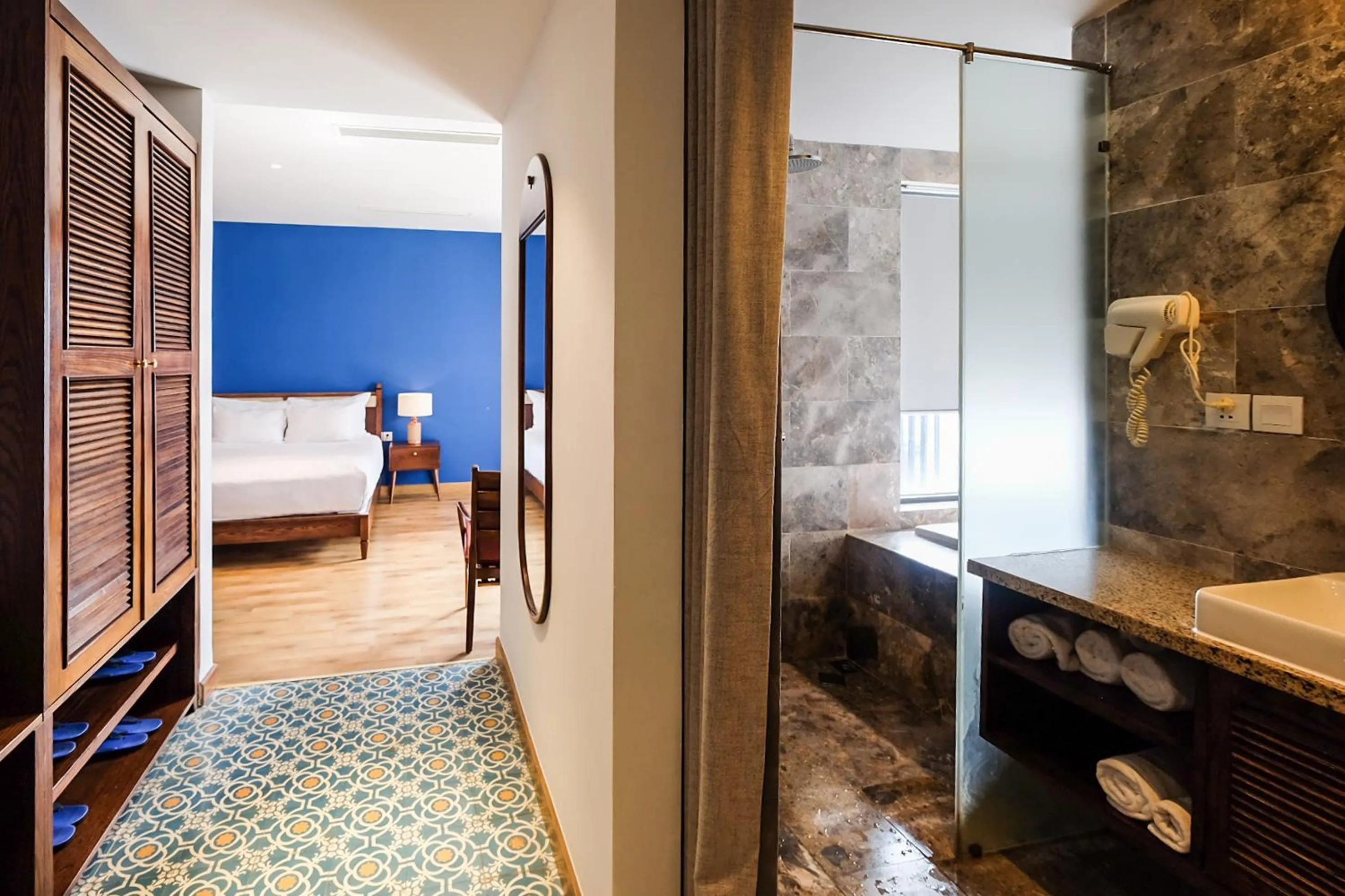 Shower, Bed in Salmalia Boutique Hotel & Spa