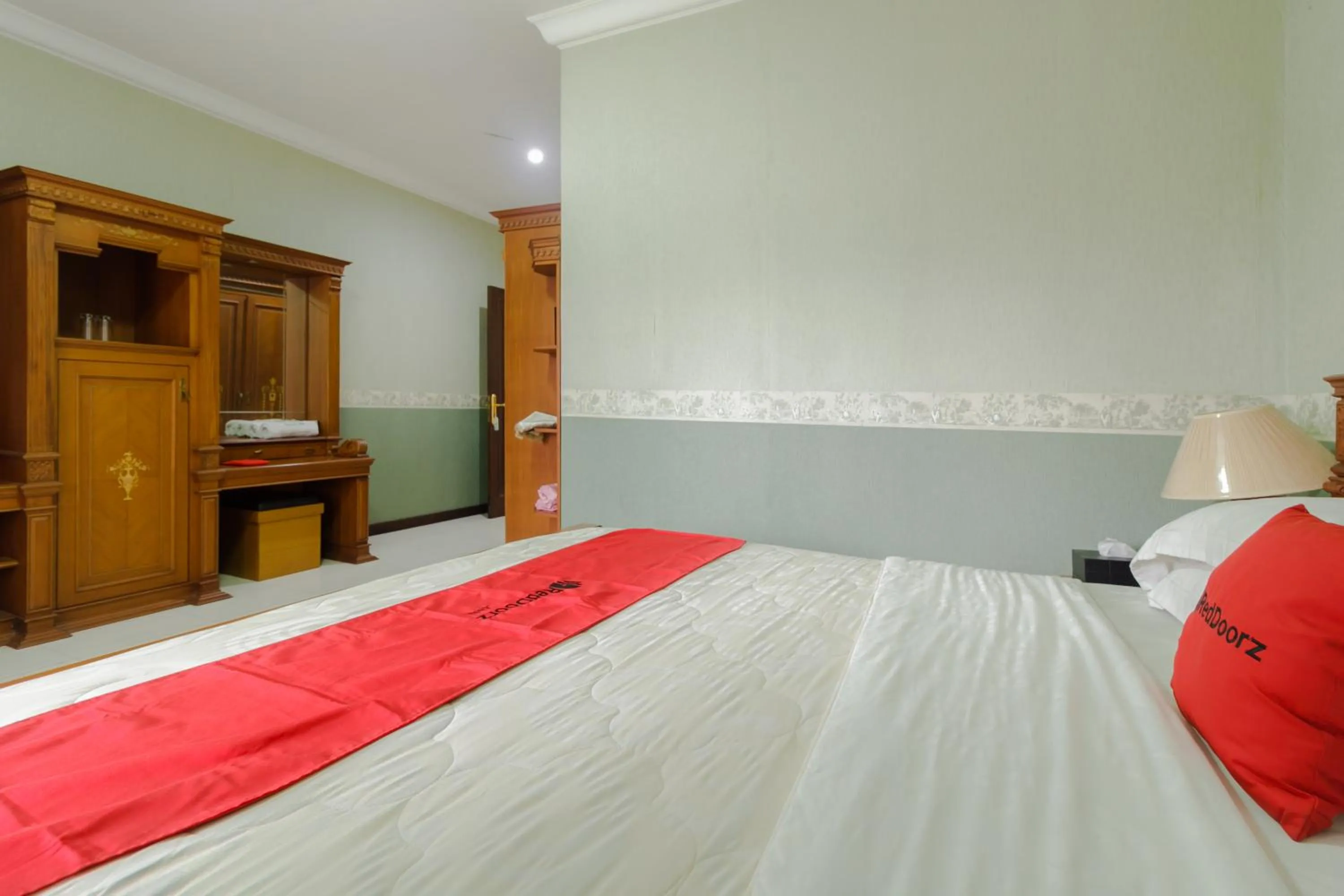Bedroom, Bed in RedDoorz Syariah @ Cipanas