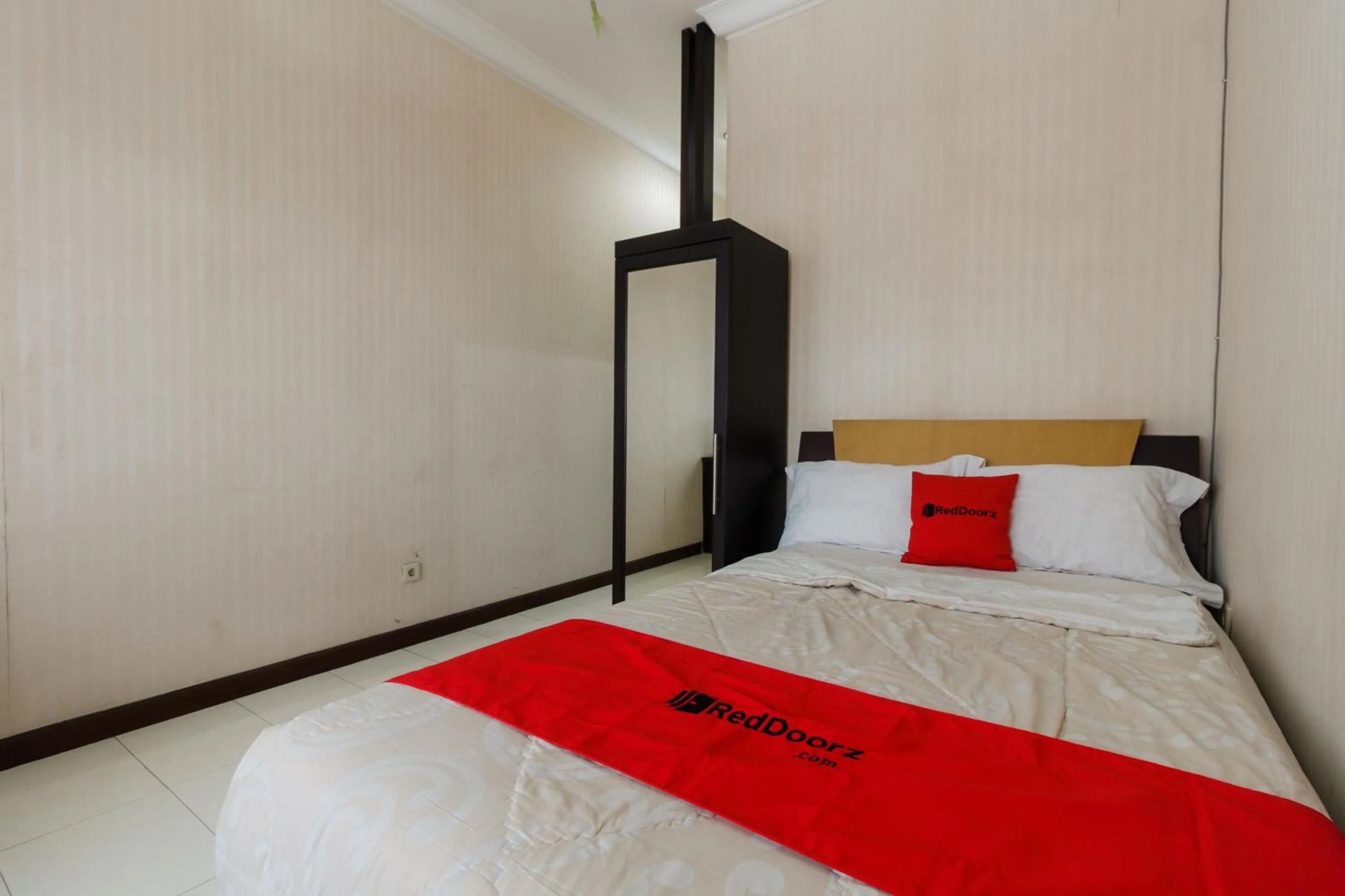 Bedroom, Bed in RedDoorz Syariah @ Cipanas