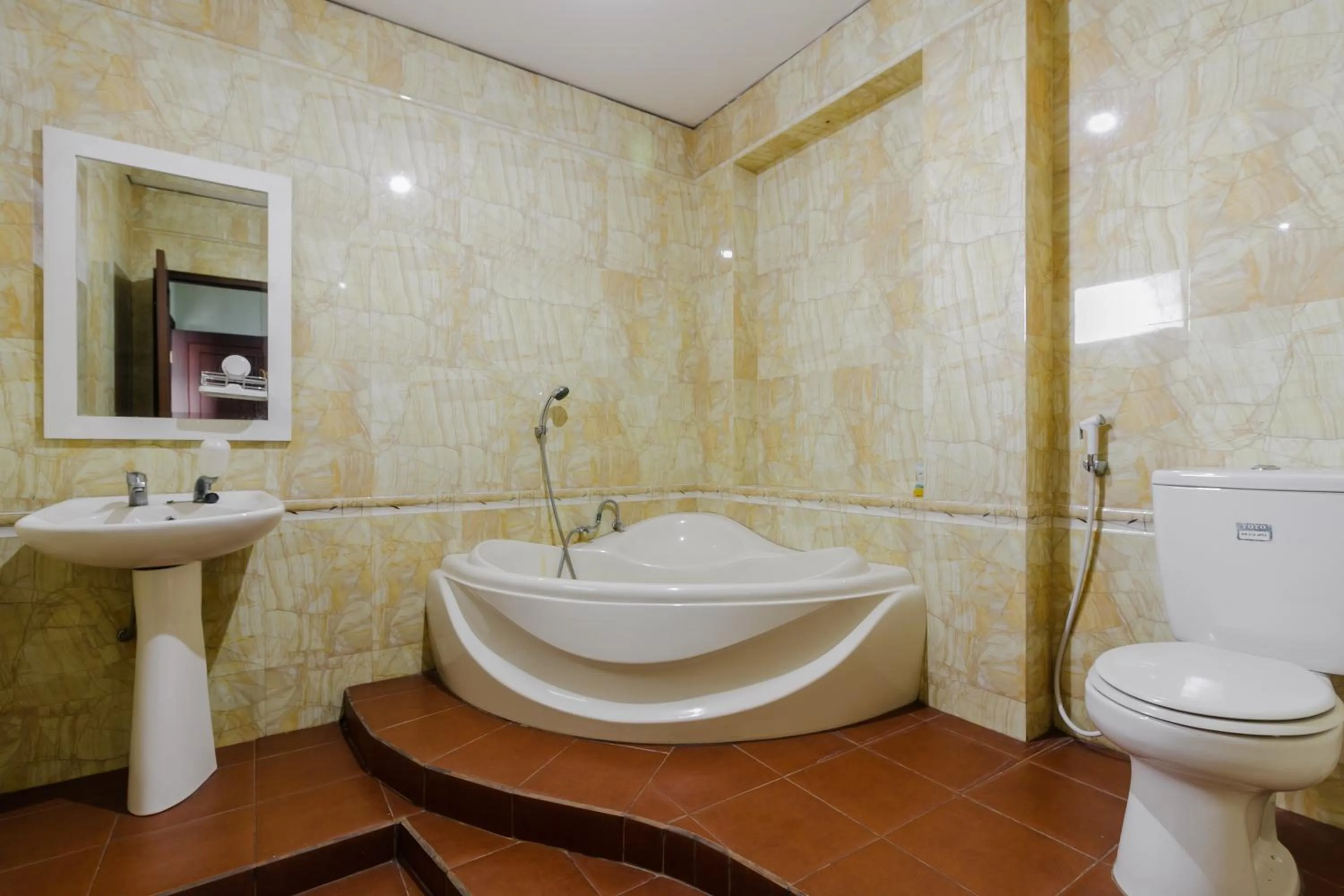 Bathroom in RedDoorz Syariah @ Cipanas