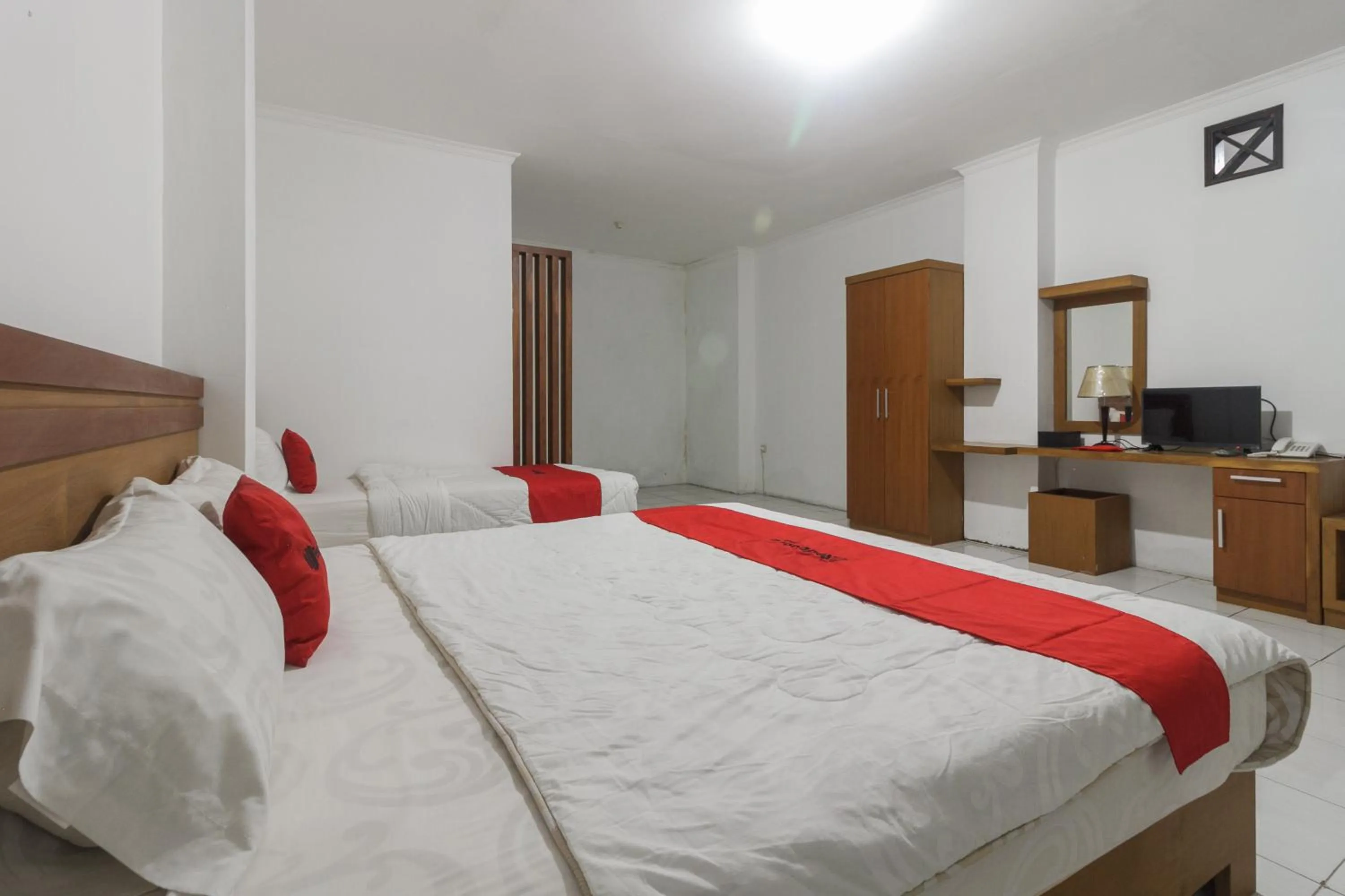 Bedroom, Bed in RedDoorz Syariah @ Cipanas