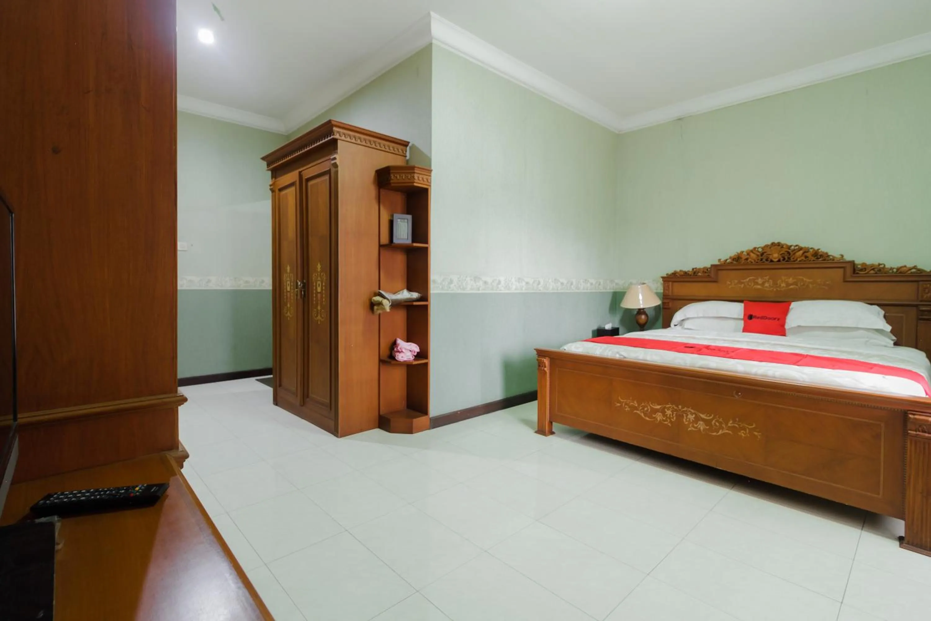 Bedroom, Bed in RedDoorz Syariah @ Cipanas