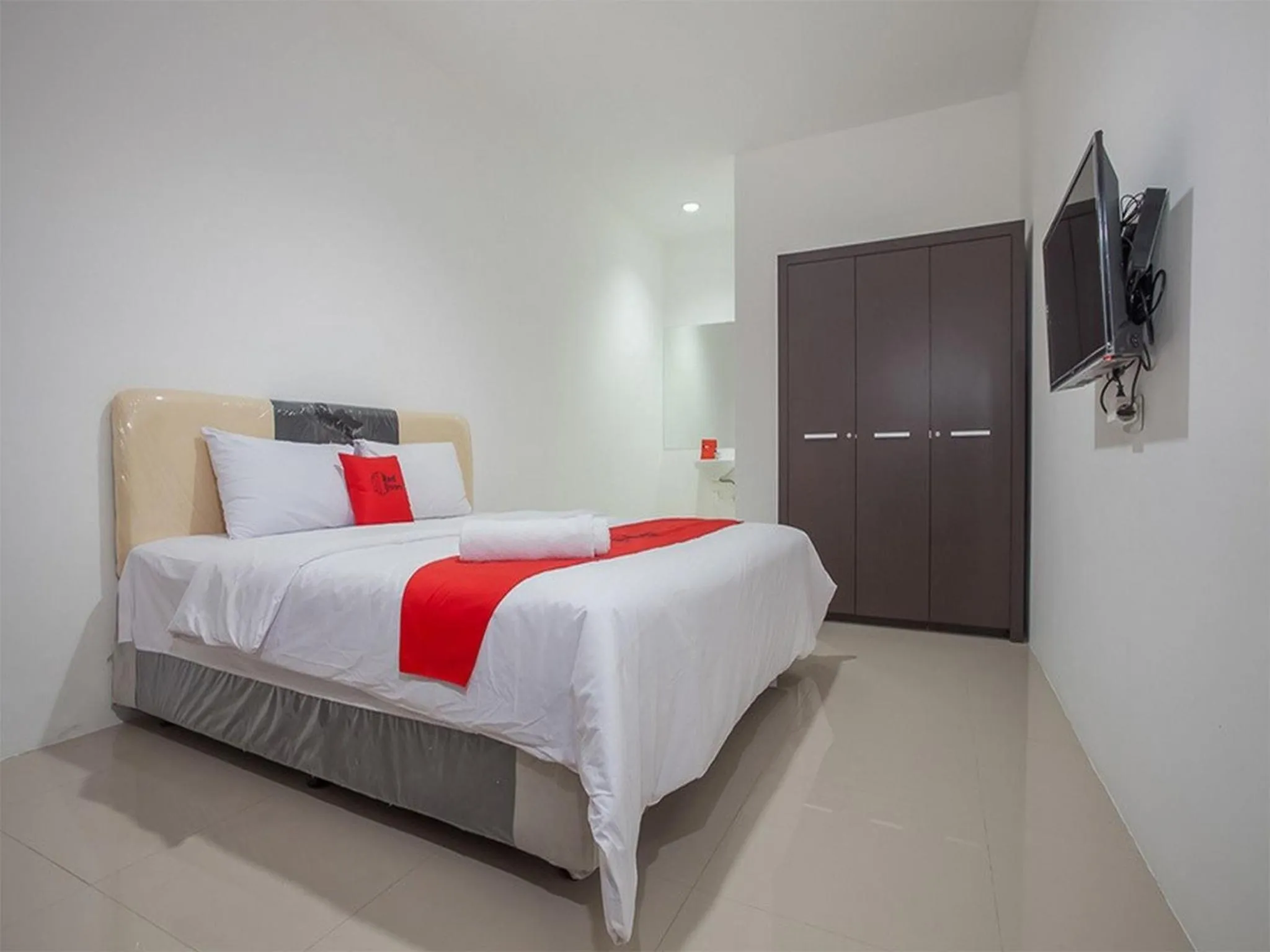 Bedroom, Bed in RedDoorz @ Kertajaya Surabaya