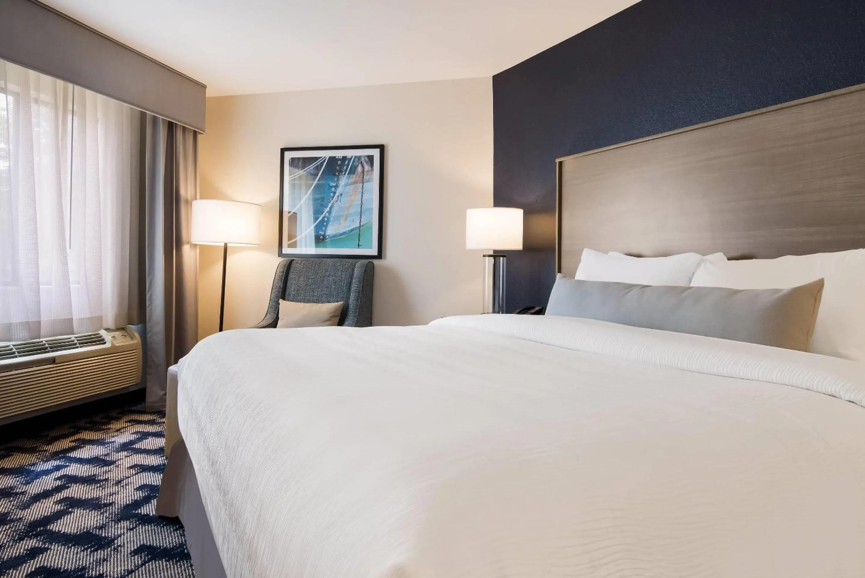 Bedroom, Bed in The Inn on Maritime Bay, an Ascend Collection Hotel