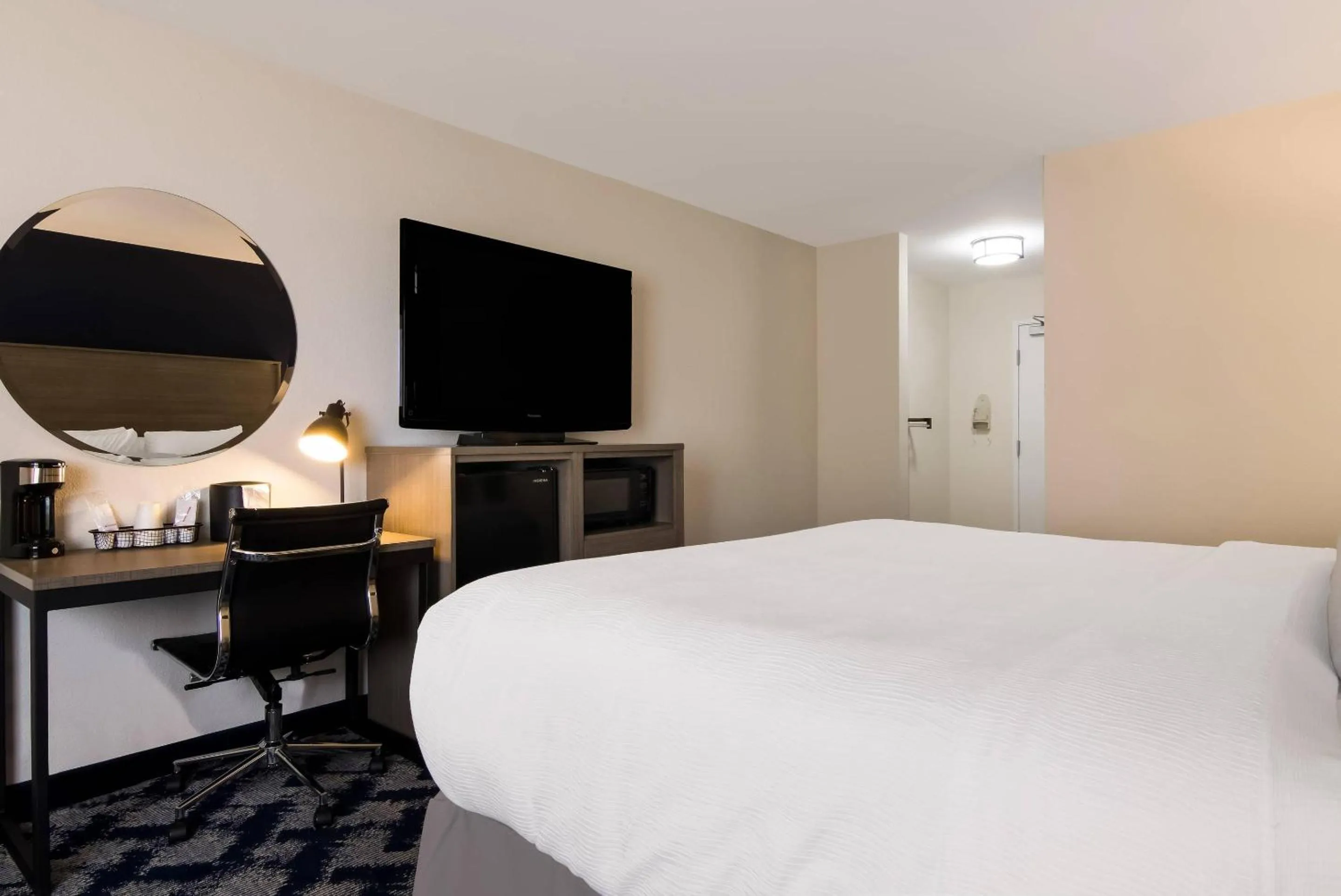 Bedroom, Bed in The Inn on Maritime Bay, an Ascend Collection Hotel