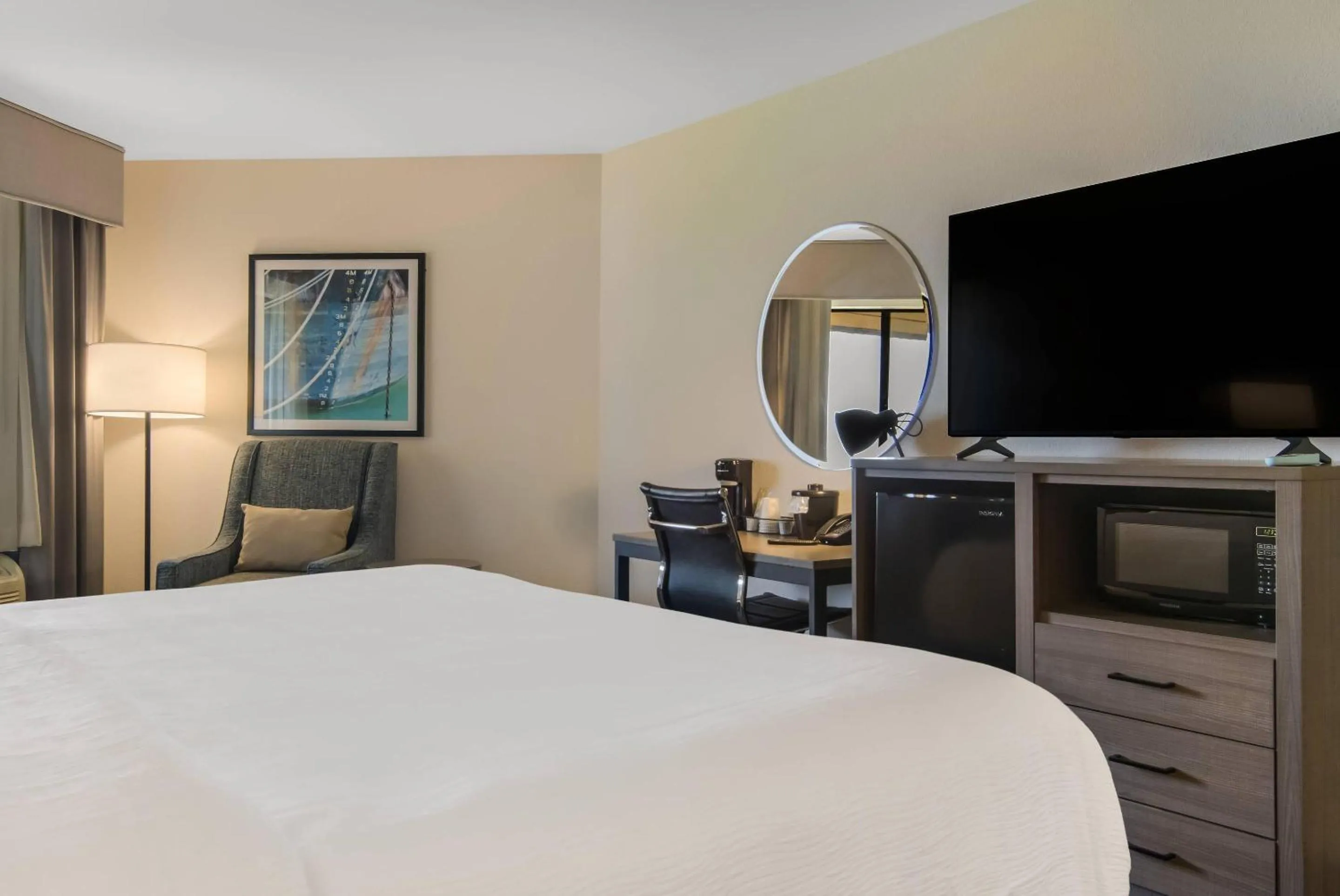 Bedroom, Bed in The Inn on Maritime Bay, an Ascend Collection Hotel