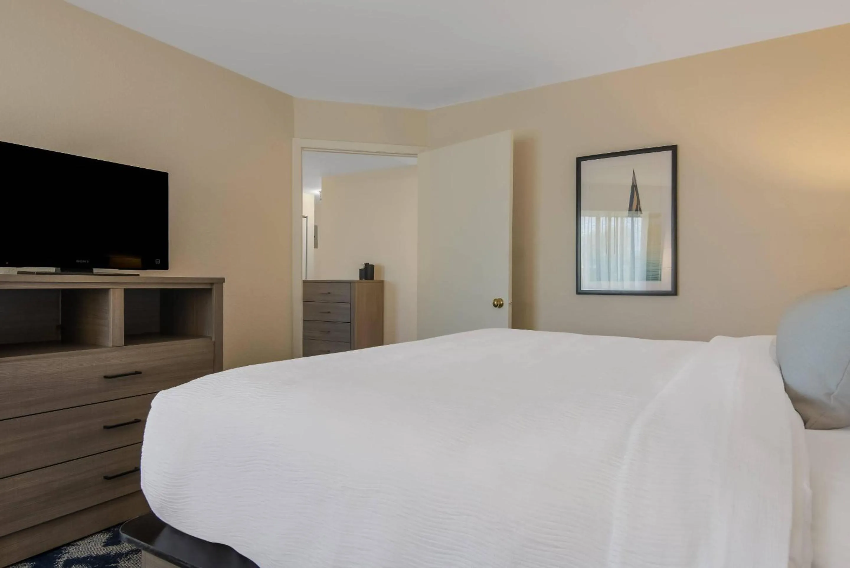 Bedroom, Bed in The Inn on Maritime Bay, an Ascend Collection Hotel